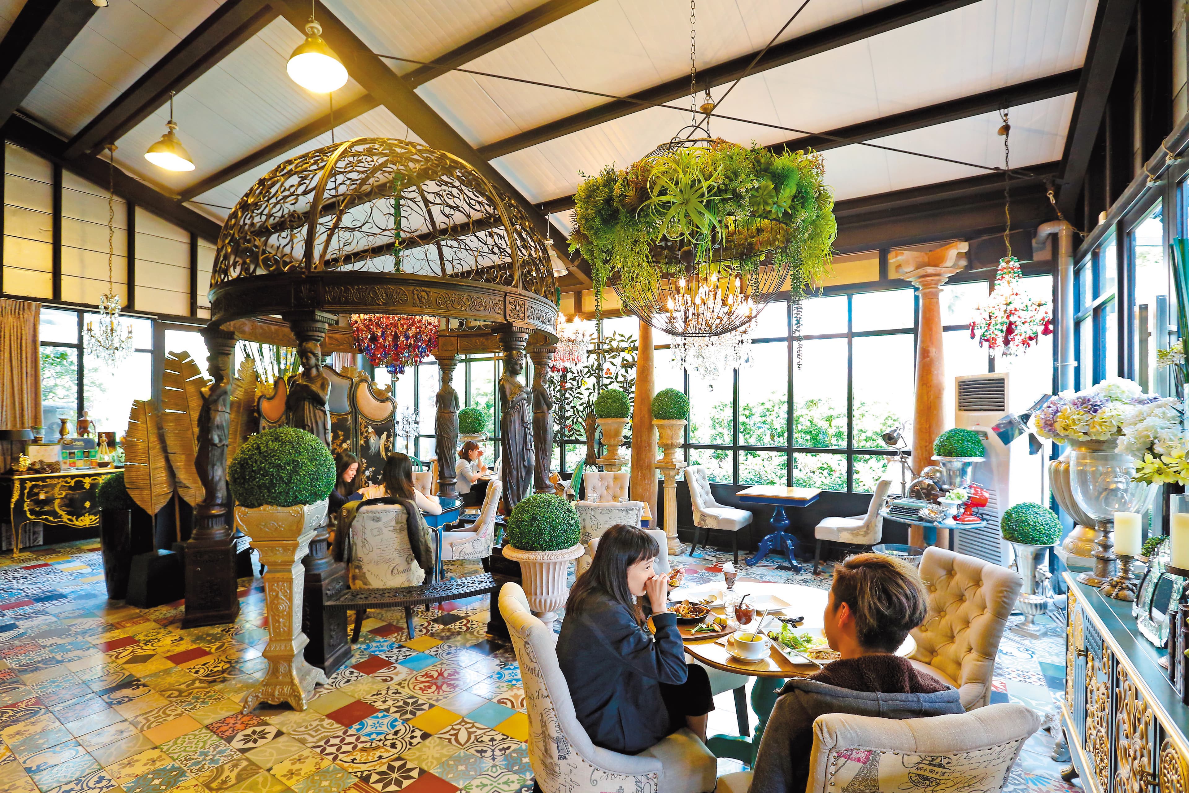 Q Garden Café高雄青海店,占地300坪,彷彿氣派的歐洲皇室,富麗堂皇,室外則有庭園藝術造景,猶如書畫中貴婦喝下午茶的場景。