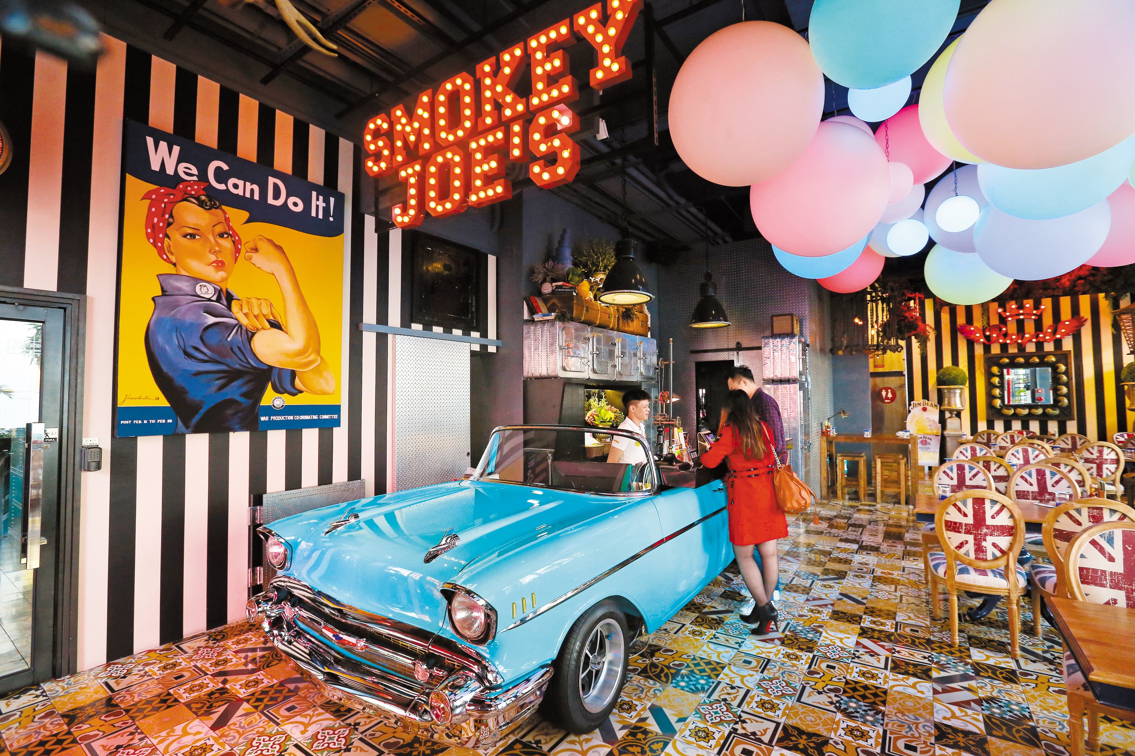 高雄鹽埕區「Smokey Joe's就是公寓旅店」,以美式復古為基底結合現代工業風,迎賓櫃檯就以1輛真正的復古跑車改造,特別吸睛。