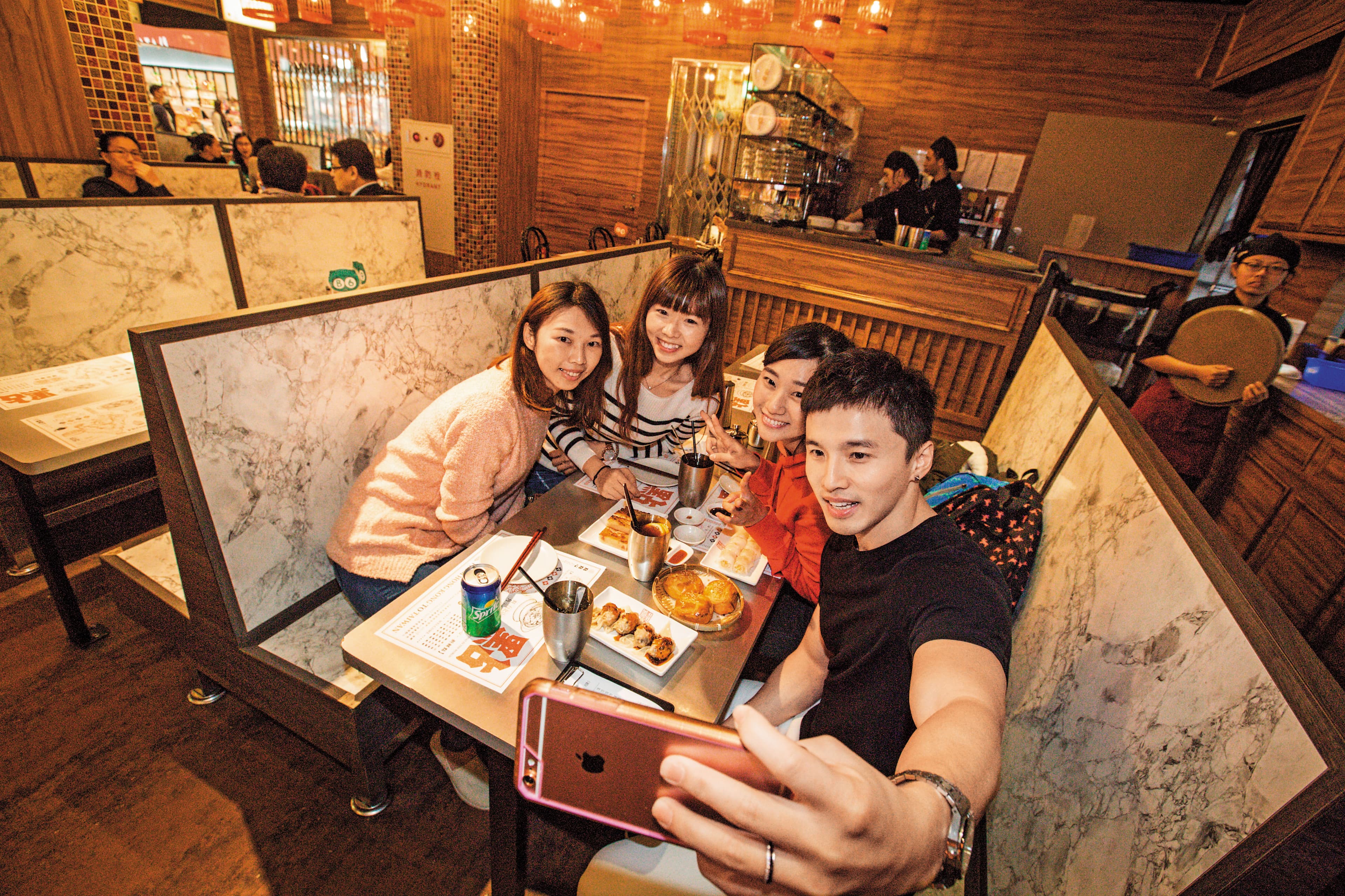 餐廳客人若遇見阿緯(右一)巡店,常會主動要求合照。