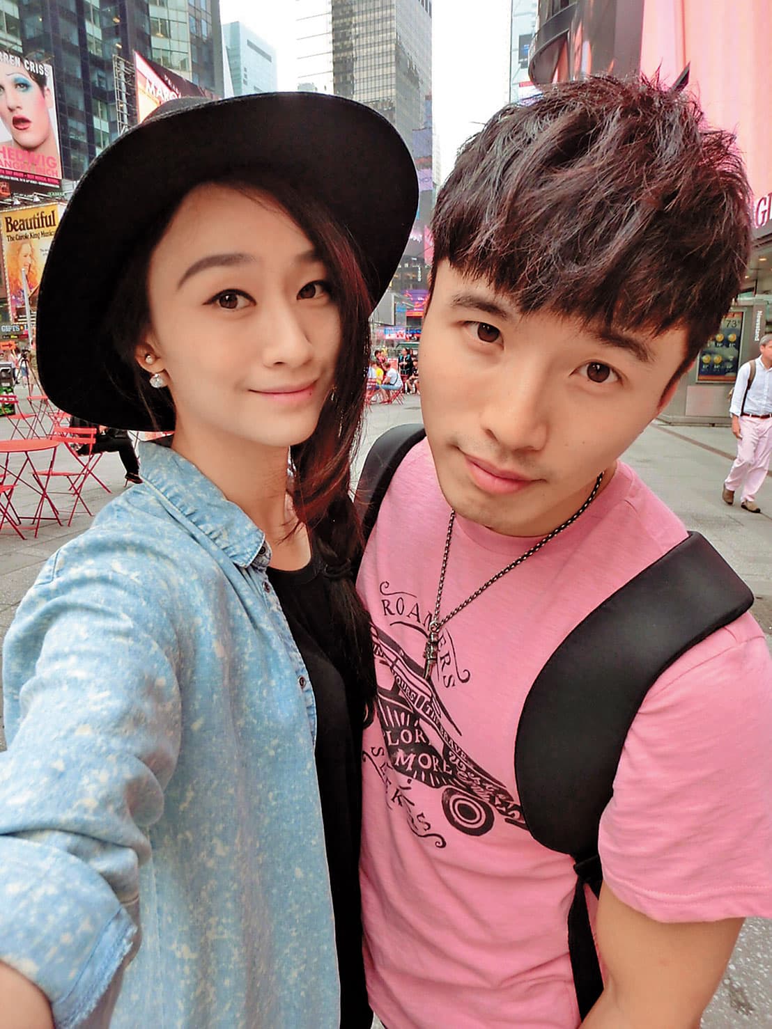 太太錢文儀(左)帶阿緯(右)到香港品嘗點點心後,開啟他經營副業之路。 (阿緯提供)