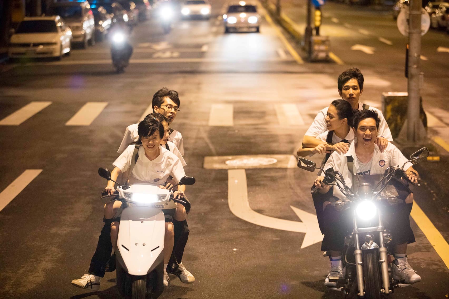 由李銓、嚴正嵐各騎一台車三貼嘻鬧。(星泰娛樂)