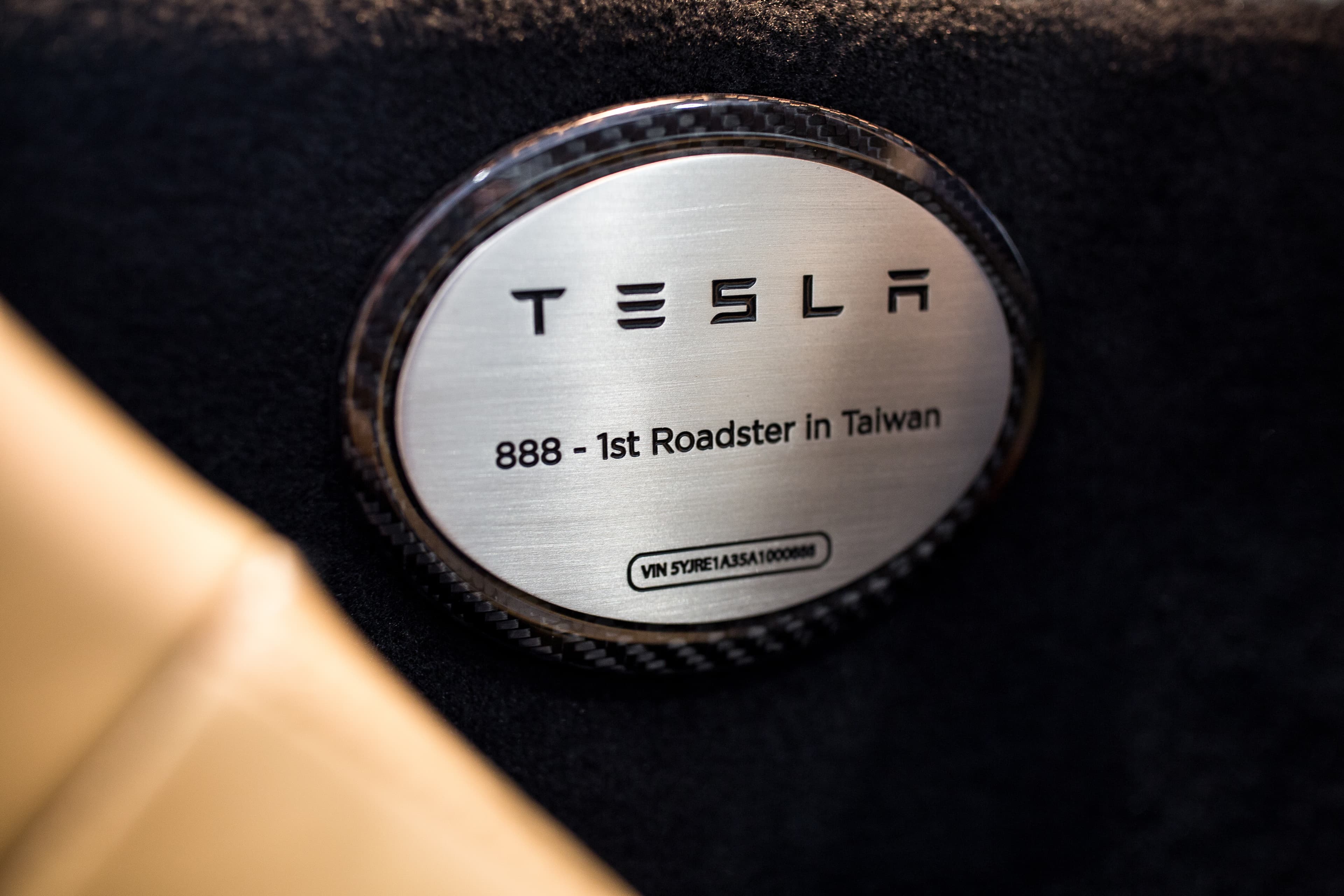 身為Roadster的第一位台灣訂戶，Tesla在車身上特製「888」的編號送給洪裕鈞。