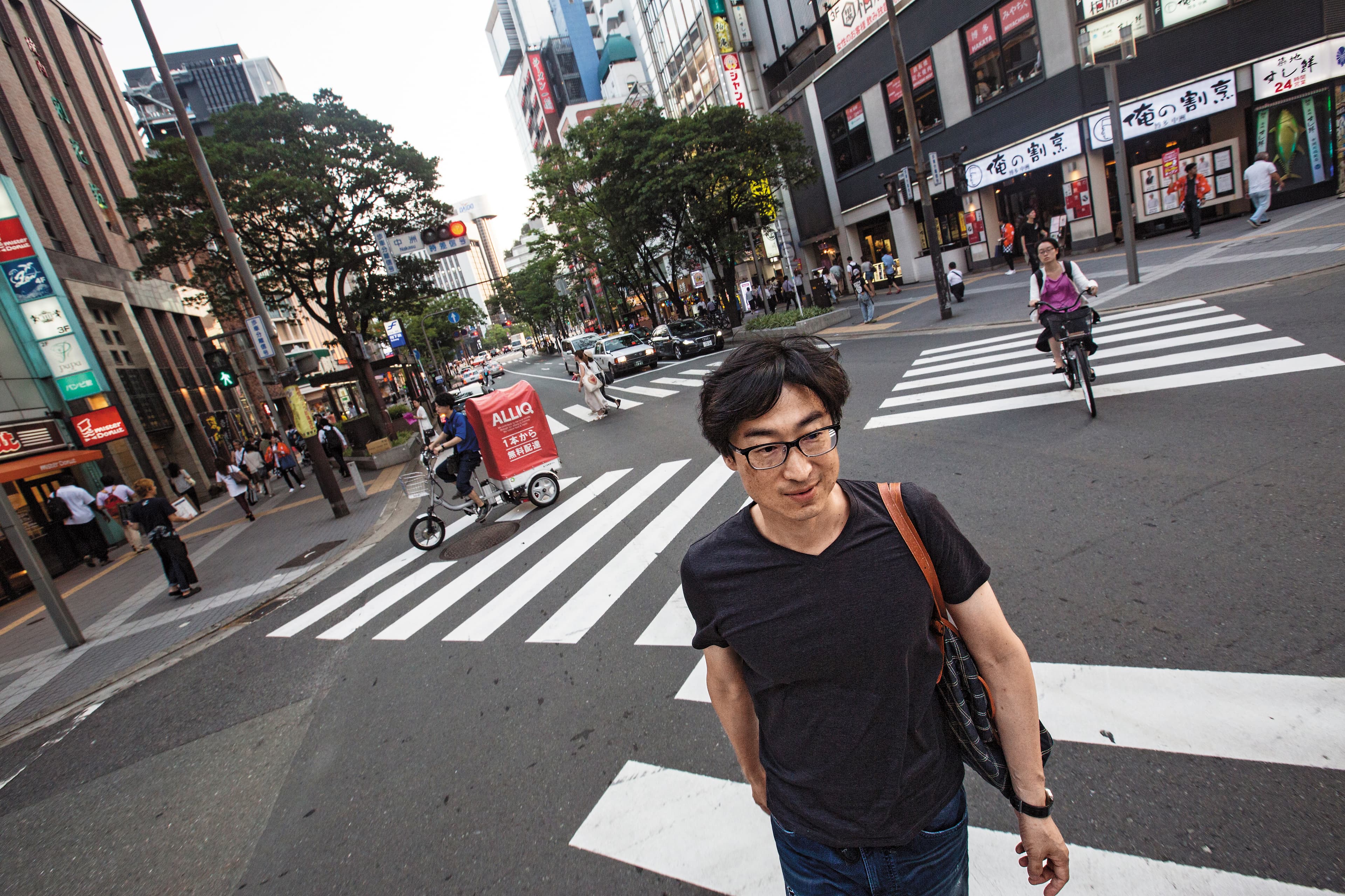 東山彰良跟我們約在福岡市區採訪。採訪完畢,他要去聽好友辻仁成(芥川賞作家、中山美穗前夫)的音樂發表會。