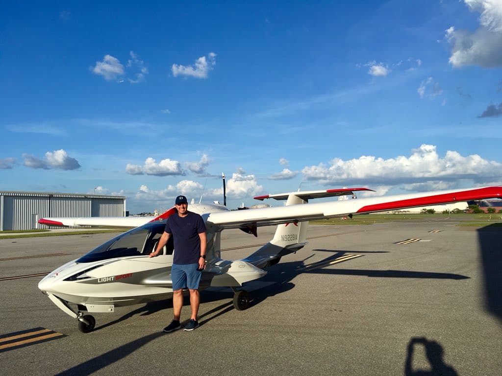 哈勒戴生前與他ICON A5型飛機合影。(Twitter / Roy Halladay)