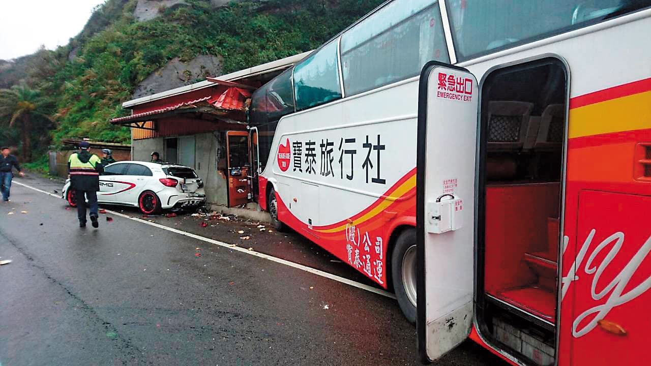 今年3月6日,陳俊男開車時發生心因性休克,車子失控撞上民宅及車輛,車上20餘名陸客均安。(警方提供)