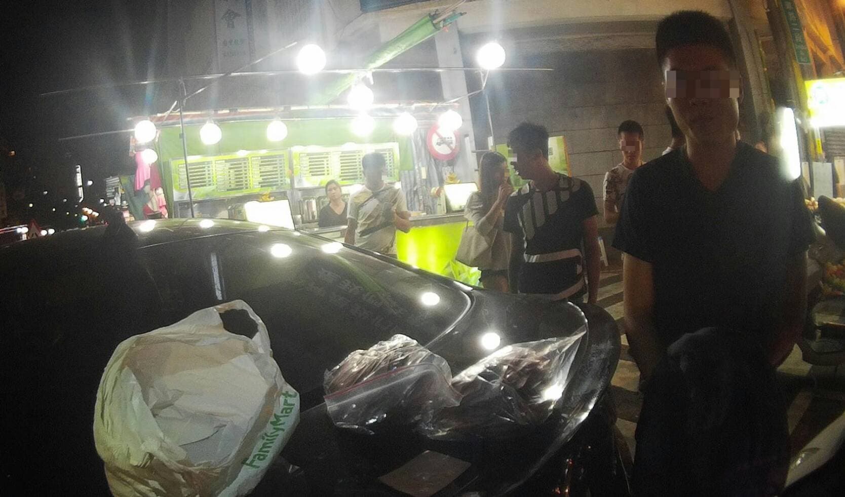 藍嫌大刺刺佔據車道違規停車,引來警方盤查。(警方提供)