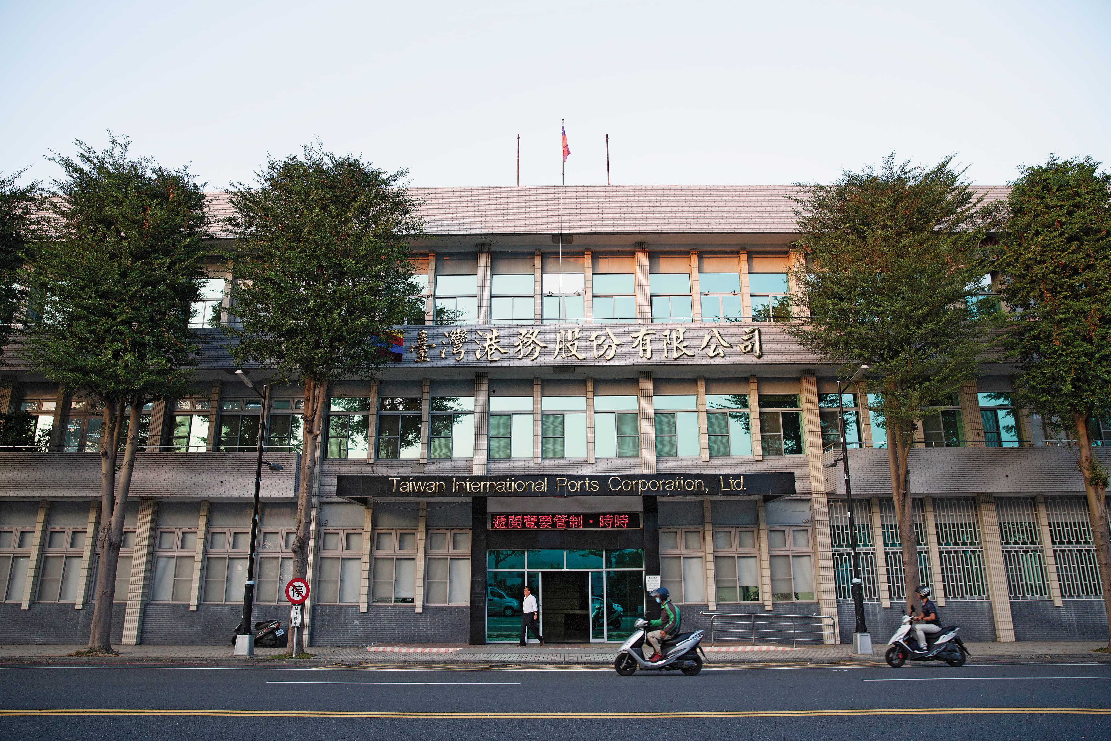 台灣港務公司被批拖船業務獨厚特定公司,有圖利之嫌。