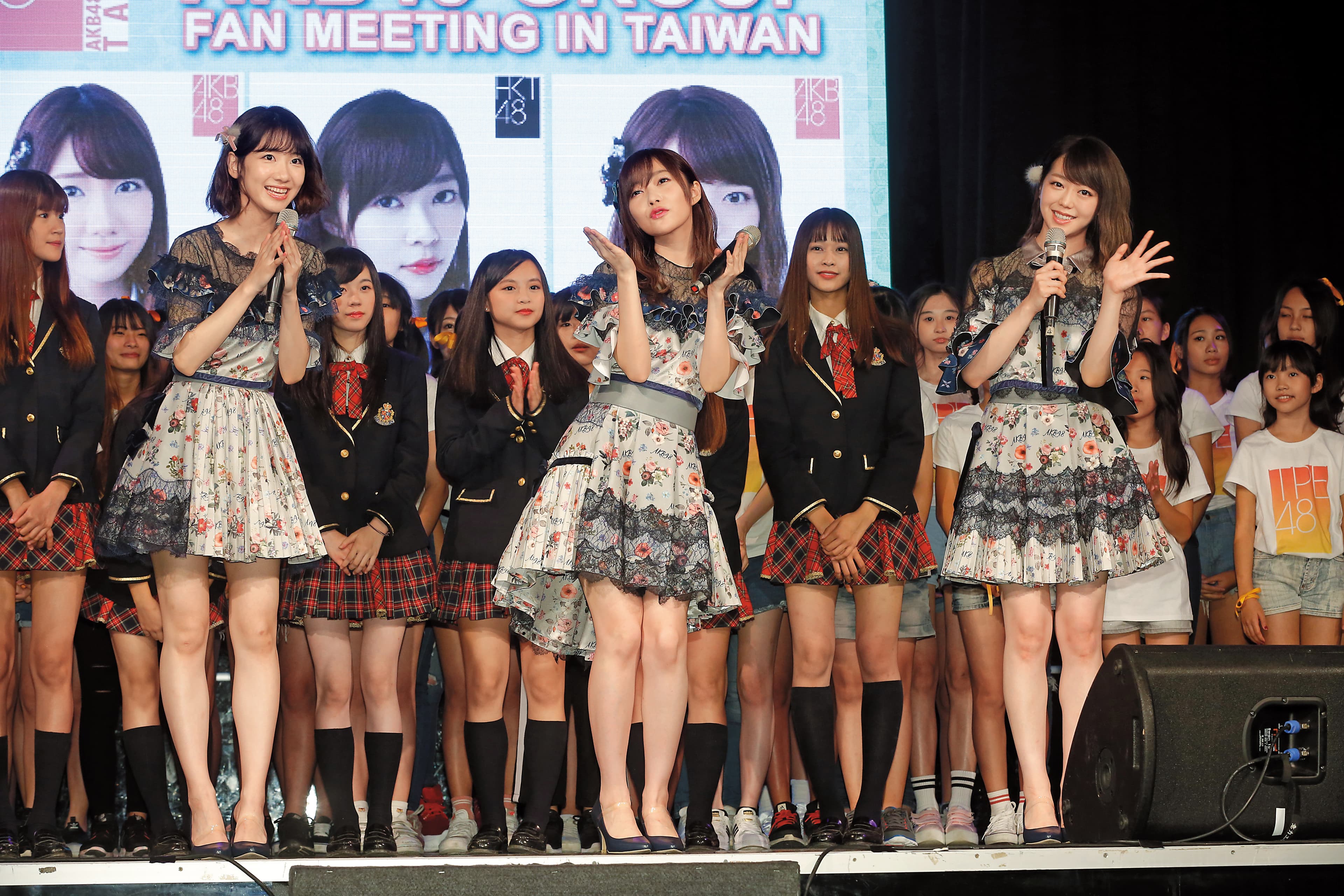 站在柏木由紀(右)、峯岸南(左)之間,指原莉乃(中)的pose就是與眾不同。
