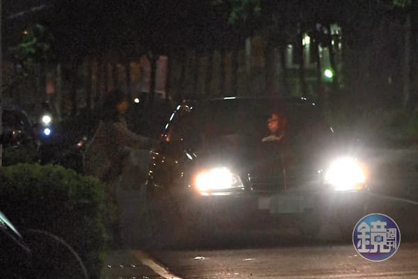 餐後，賓士黑騎士開車護送黃若薇返家。
