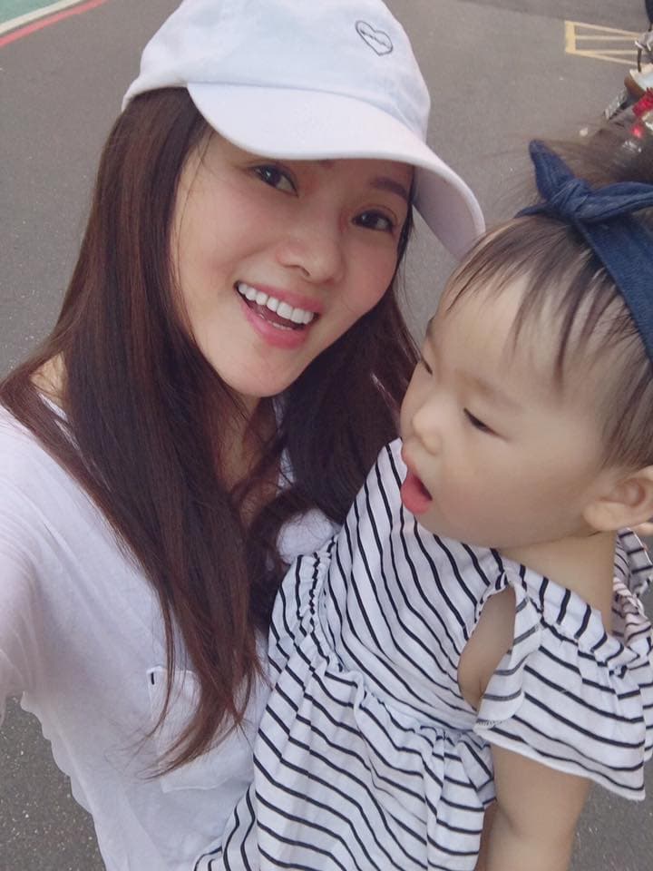 伊能靜與小10歲演員秦昊結婚,生下女兒小米粒後在育兒節目廣受關注,伊能靜大方以素顏入鏡,展現為人母的一面。(翻攝網路)