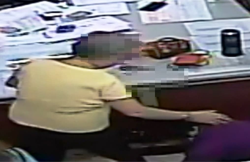 眼看行竊事跡敗露,施婦在警局突然對著被害阿嬤下跪痛哭,讓阿嬤不知所措。(警方提供)