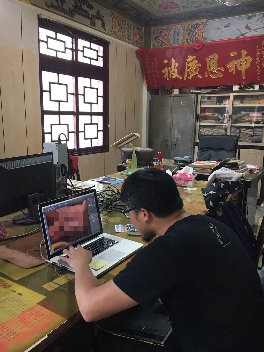 美術組的工作人員在媽祖廟裡，幫男女主角做愛的裸體照片修毛，牆上的匾額寫著「神恩廣被」。（双喜提供）