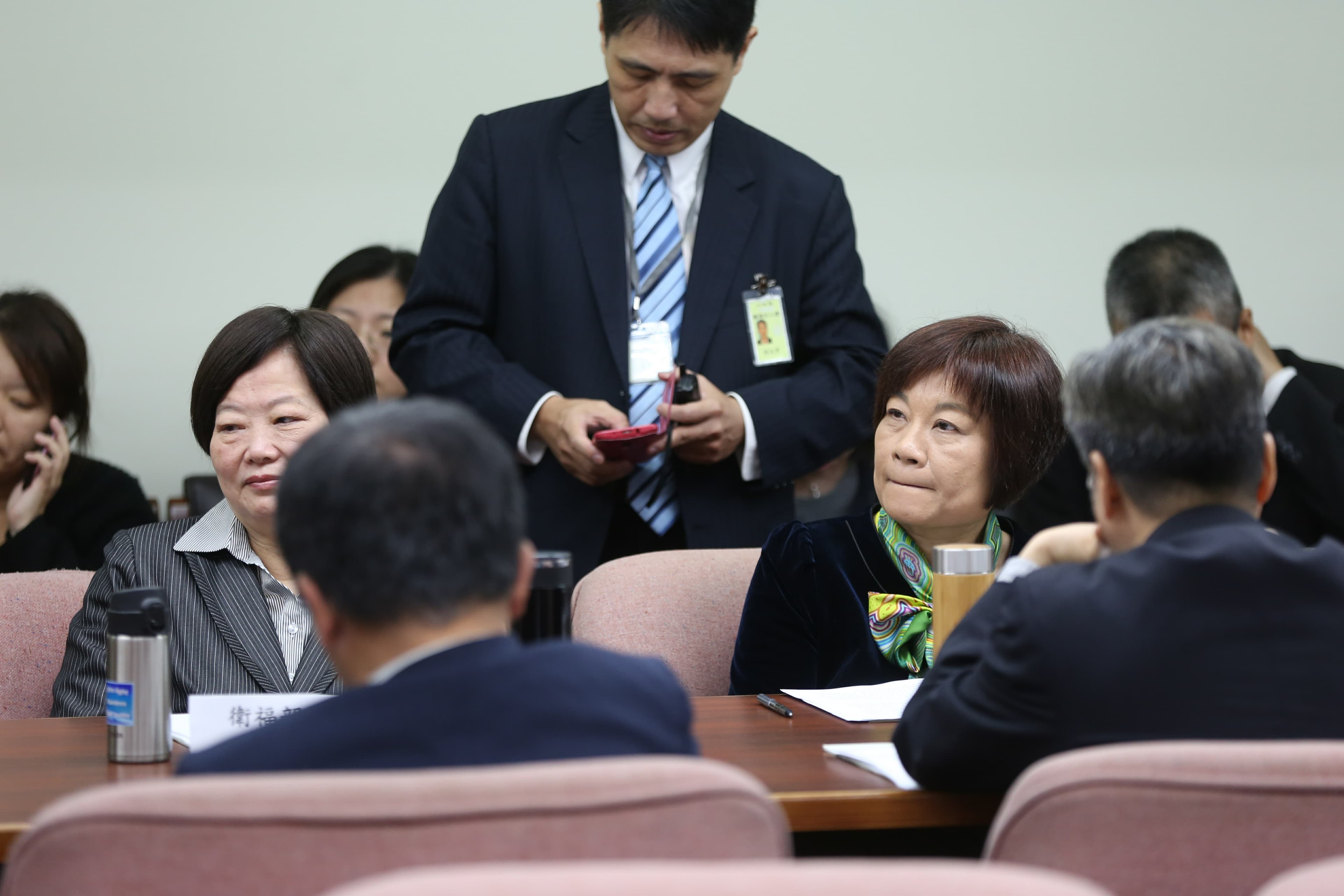 國發會主委陳美伶(右2)、衛福部長陳時中(背對左1)都接到行政院長賴清德電話,因此親自出席委員會。