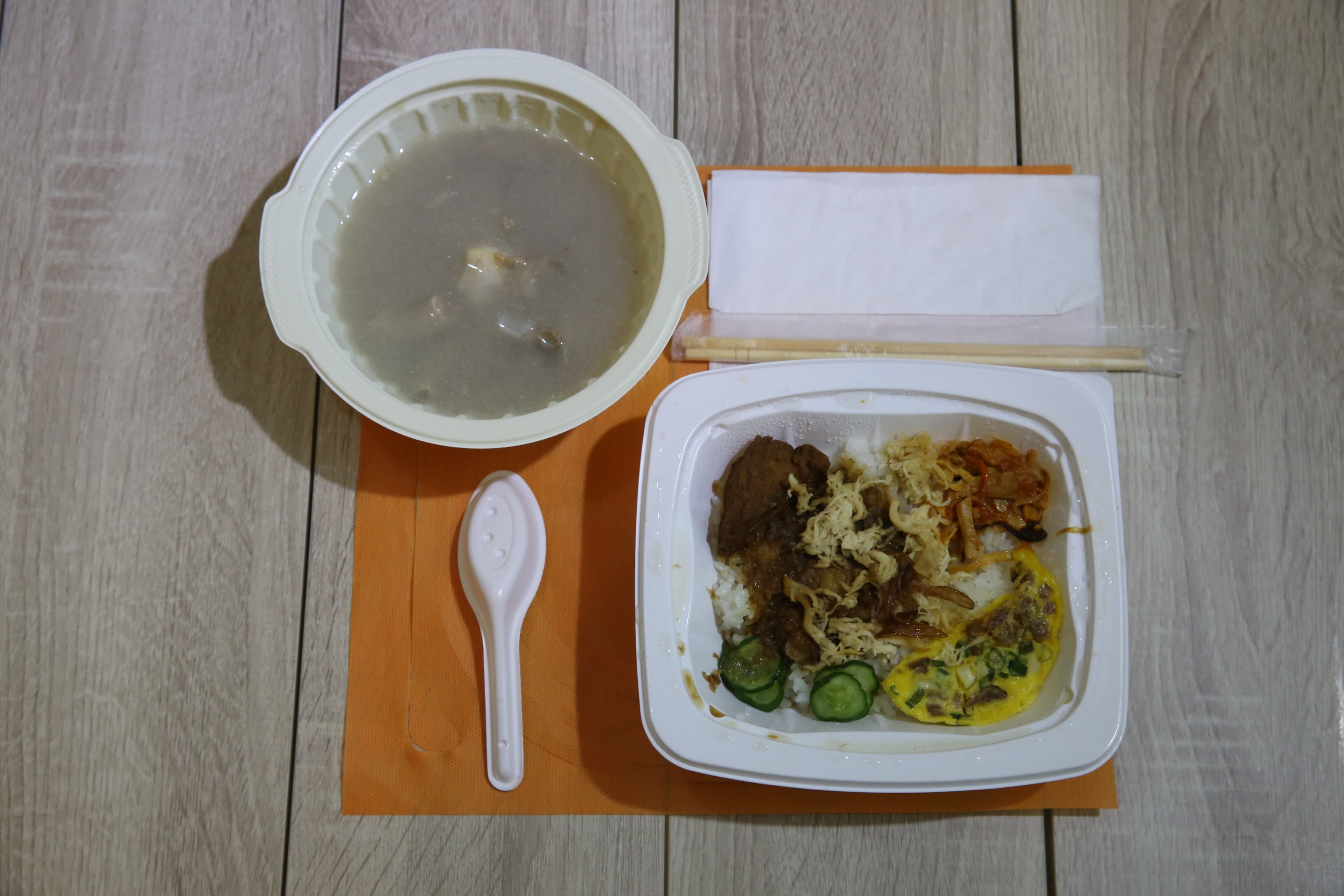 王自強對食物不挑，少數下廚的時刻是為女兒煮補品，這天的午餐是便利商店的便當。