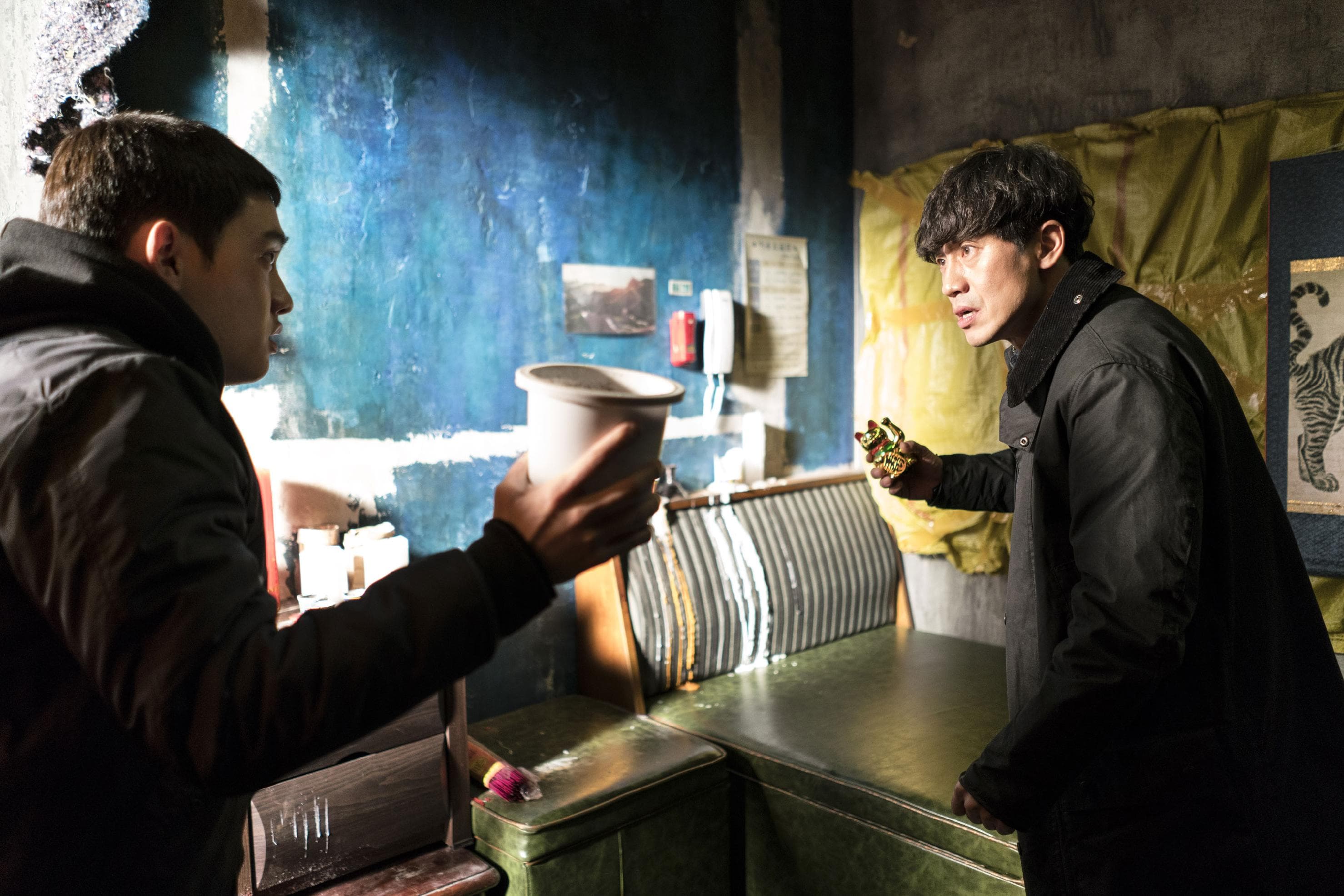 《屍蹤7號房》以一宗荒謬的命案,牽動兩個人截然不同的命運。(LOTTE 提供)