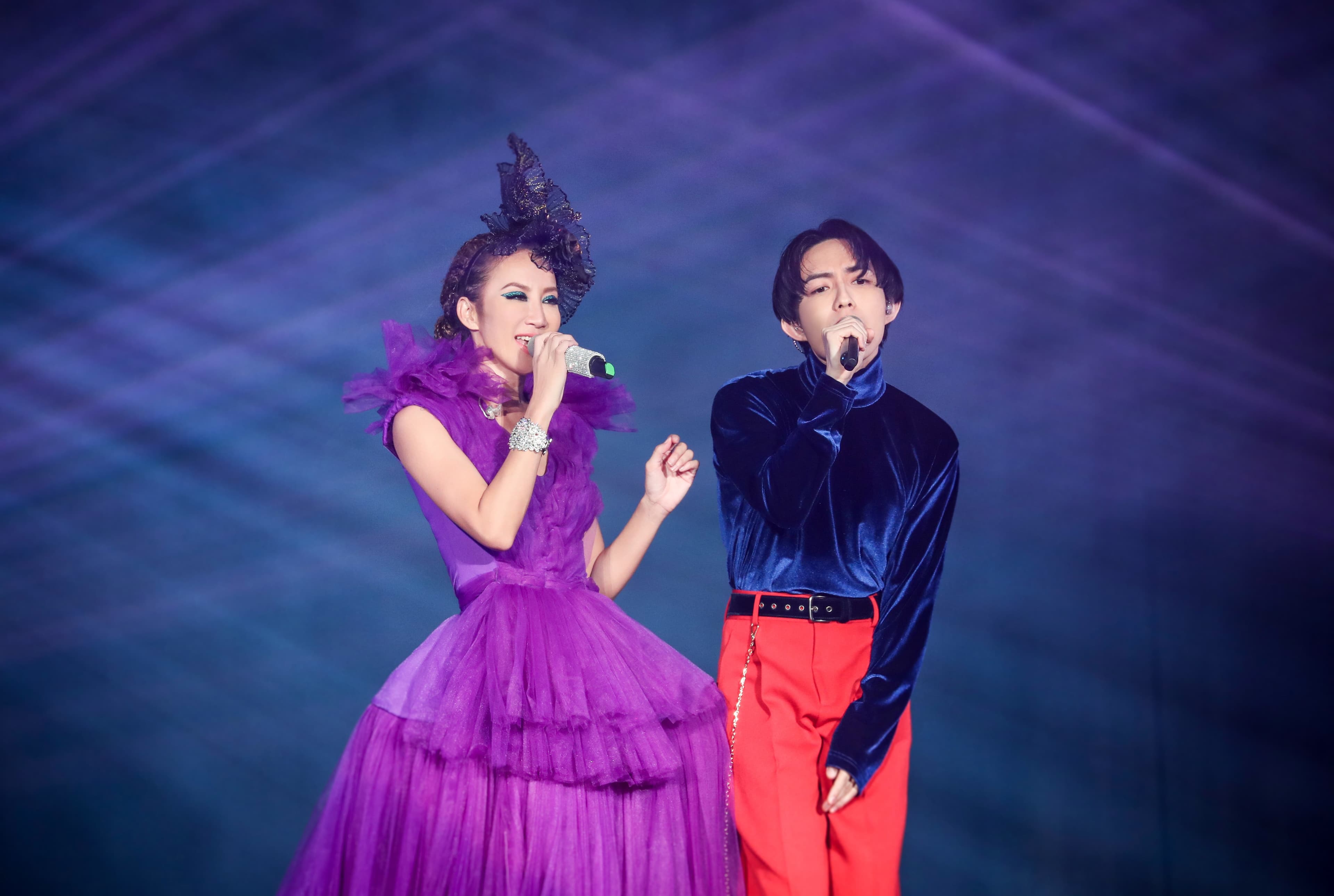 林宥嘉抱著「不能輸」心情,穿一身藍絲絨配紅色褲子的撞色造型登場。(圖∕Timeless Treasure提供)