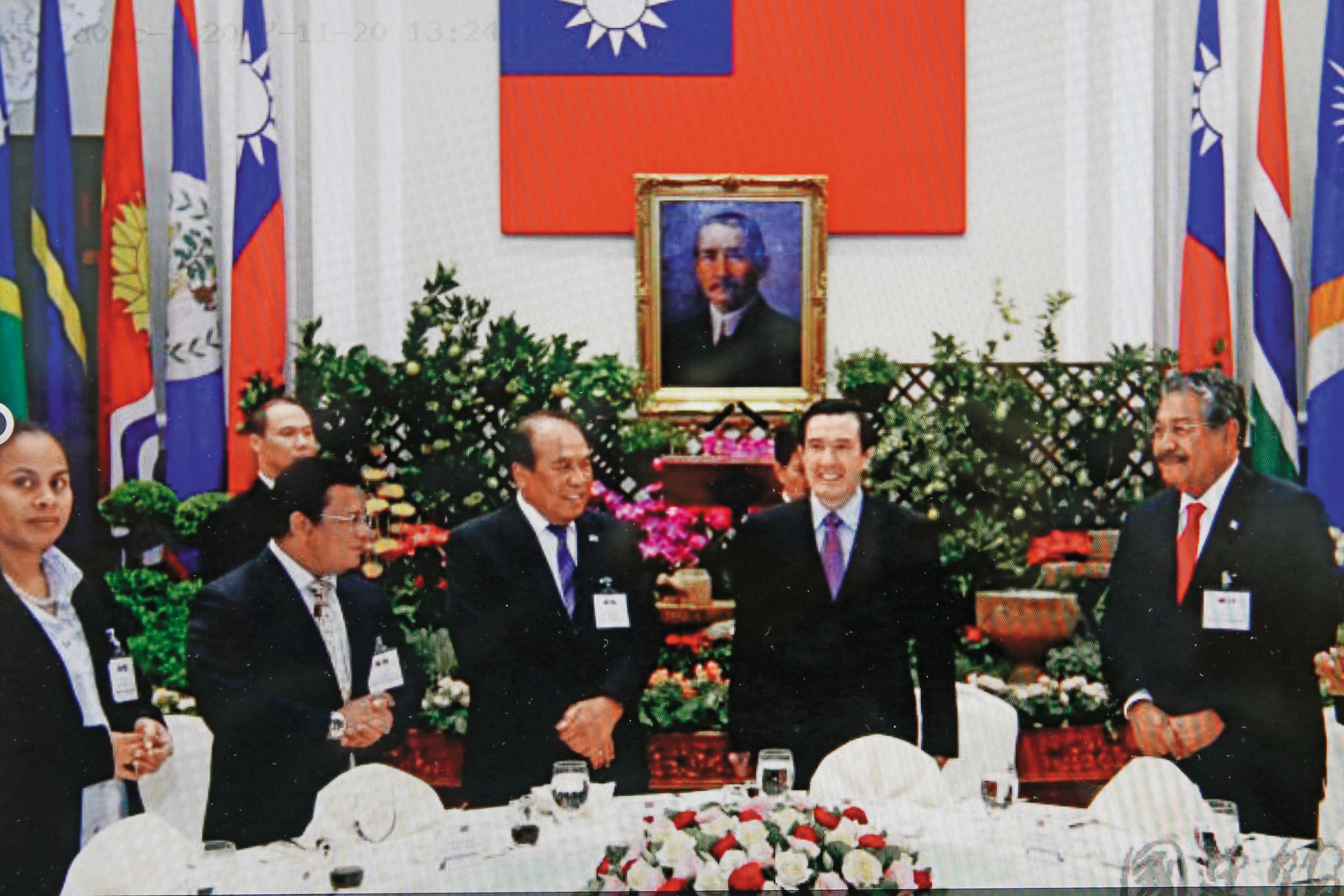 前總統馬英九任內在總統府舉行國宴,陳慶男父子受邀,成為宴會上唯一民間人士。(國史館)