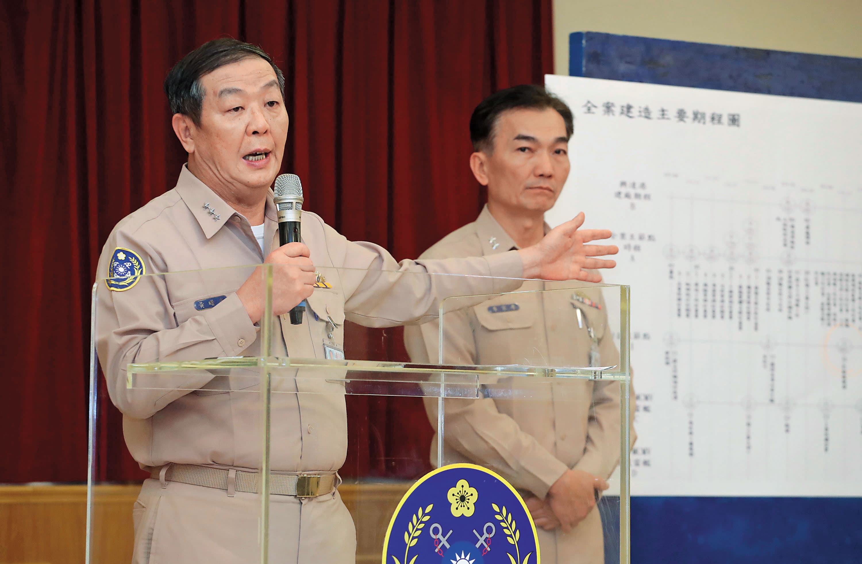 海軍司令黃曙光親上火線開記者會強調,付款決定是他批准,一切依法,沒有承受來自總統府或國防部的壓力。(中央社)