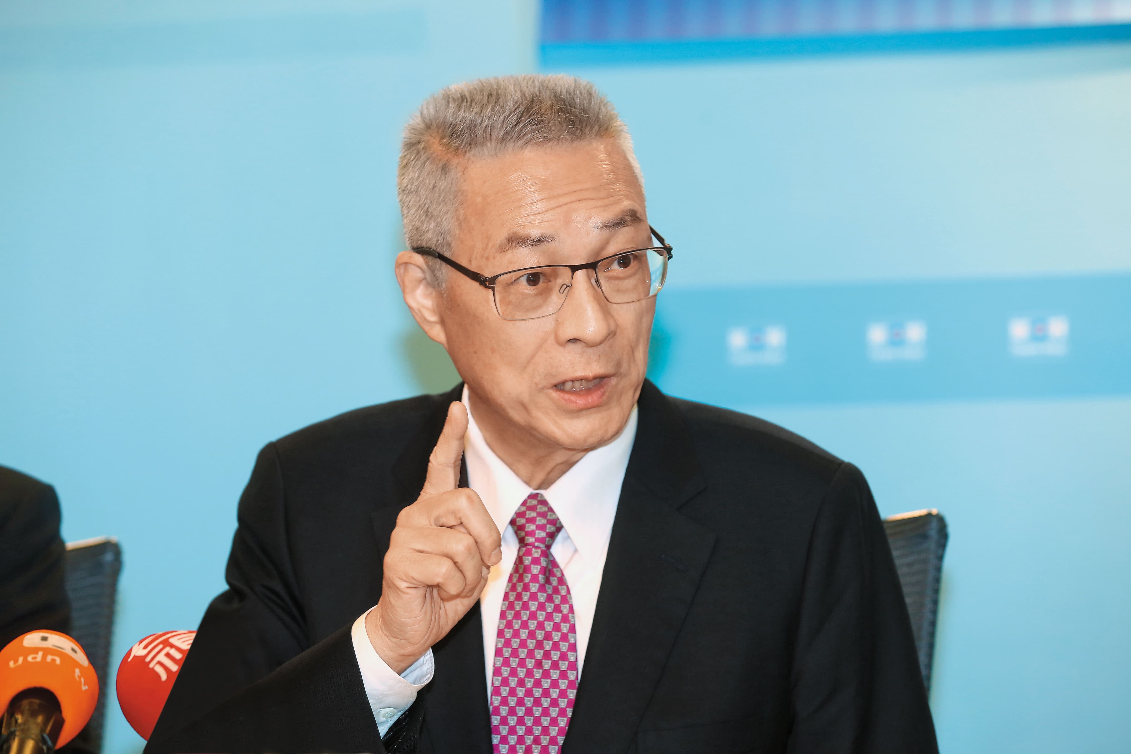 前行政院祕書長簡太郎曾在2015年2度入府面見時任副總統吳敦義,由於雙方會面時間點正值聯貸會議期間,洽談內容啟人疑竇。