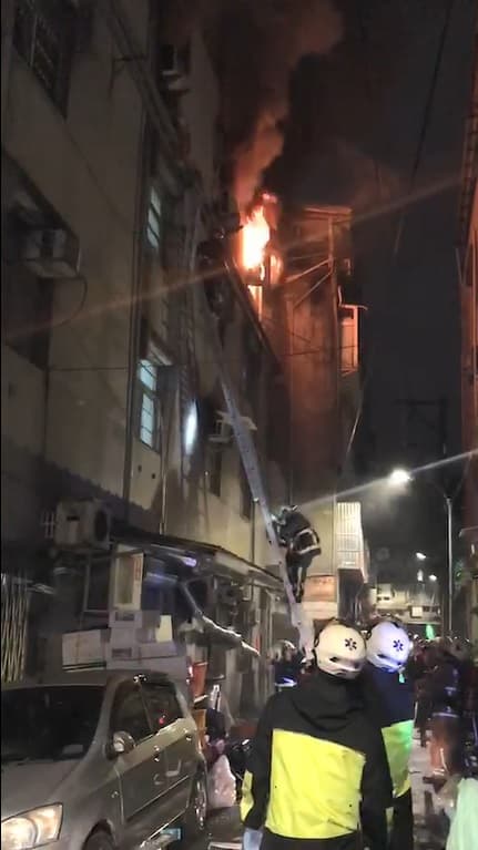 中和昨(22)日晚間發生大火,釀成9死2傷悲劇,冷血凶嫌當時還看著消防人員搶救民眾。