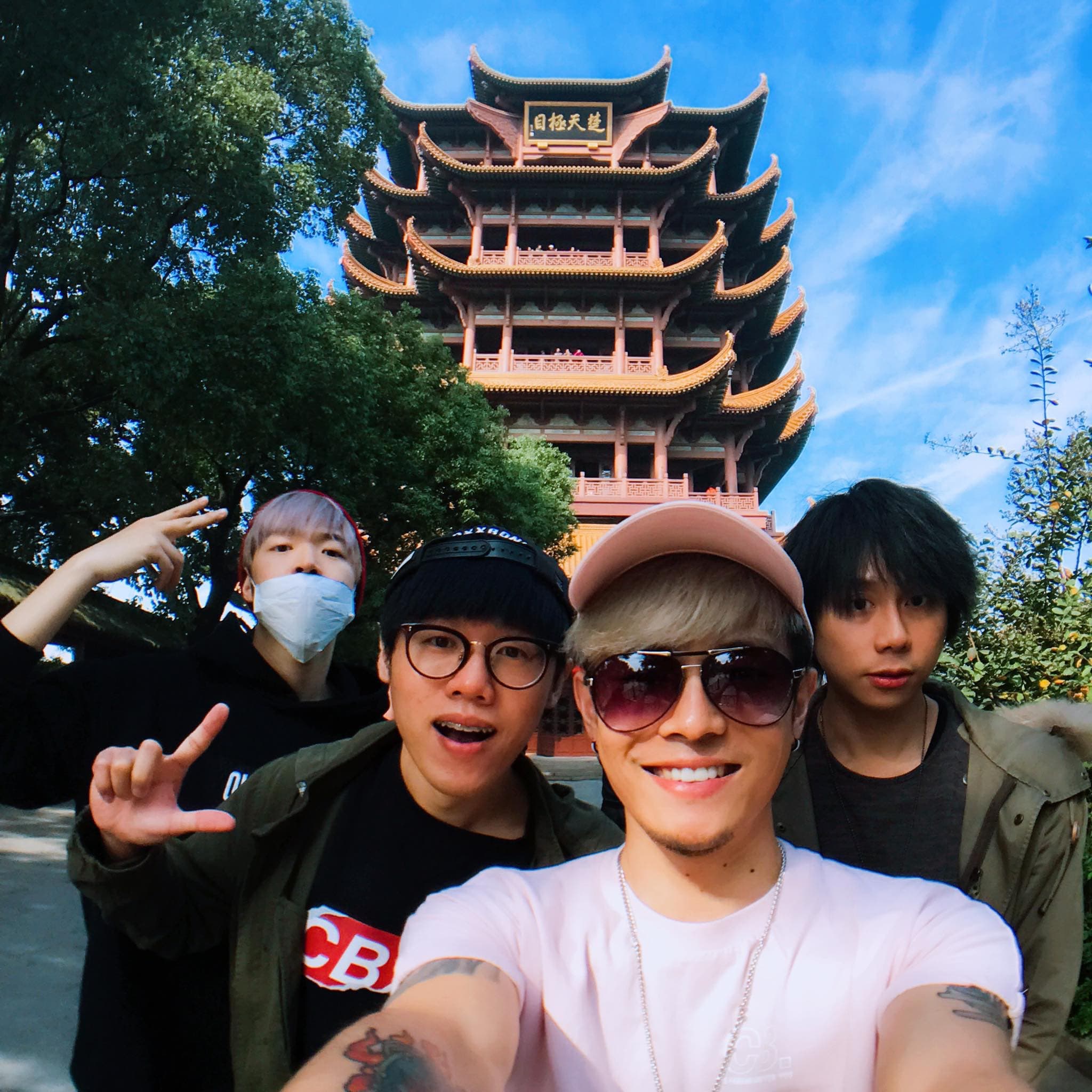 八三夭日前赴武漢商演加校園巡演,還一遊古詩詞中出現的黃鶴樓。(滾石提供)