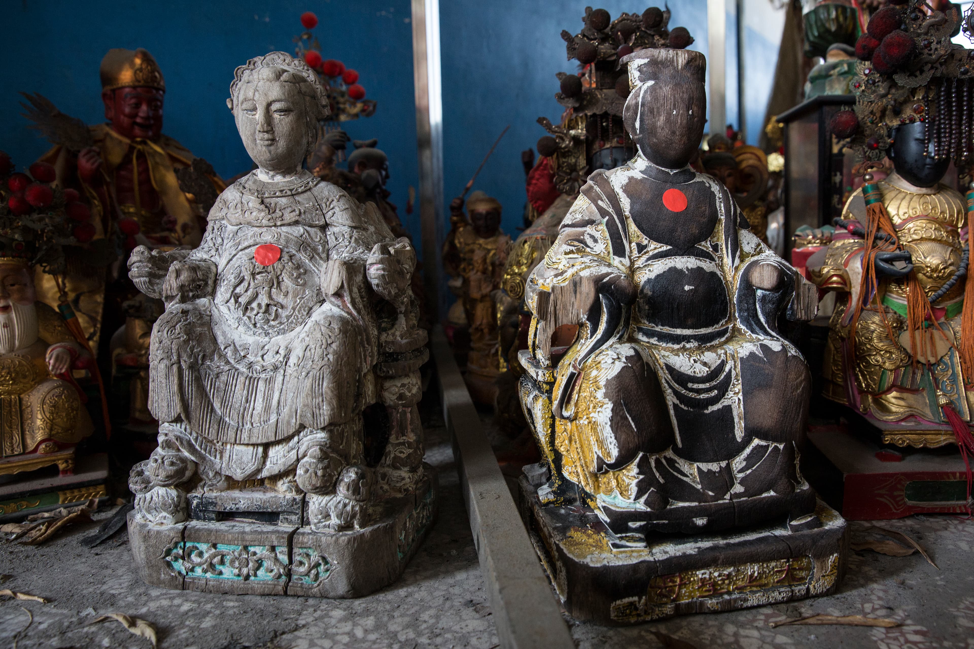 2尊落難的土地婆,因為被丟入海裡,受浪與礁石撞擊,顯得破損不堪,亦可看出人為破壞的刀痕,以及火燒的顏色。
