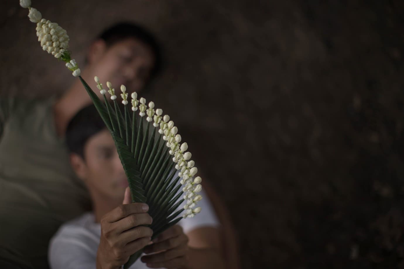 祈福花飾在泰國及寮國文化具有重要的意義,也串起劇中的感情戲。(金馬執委會提供)