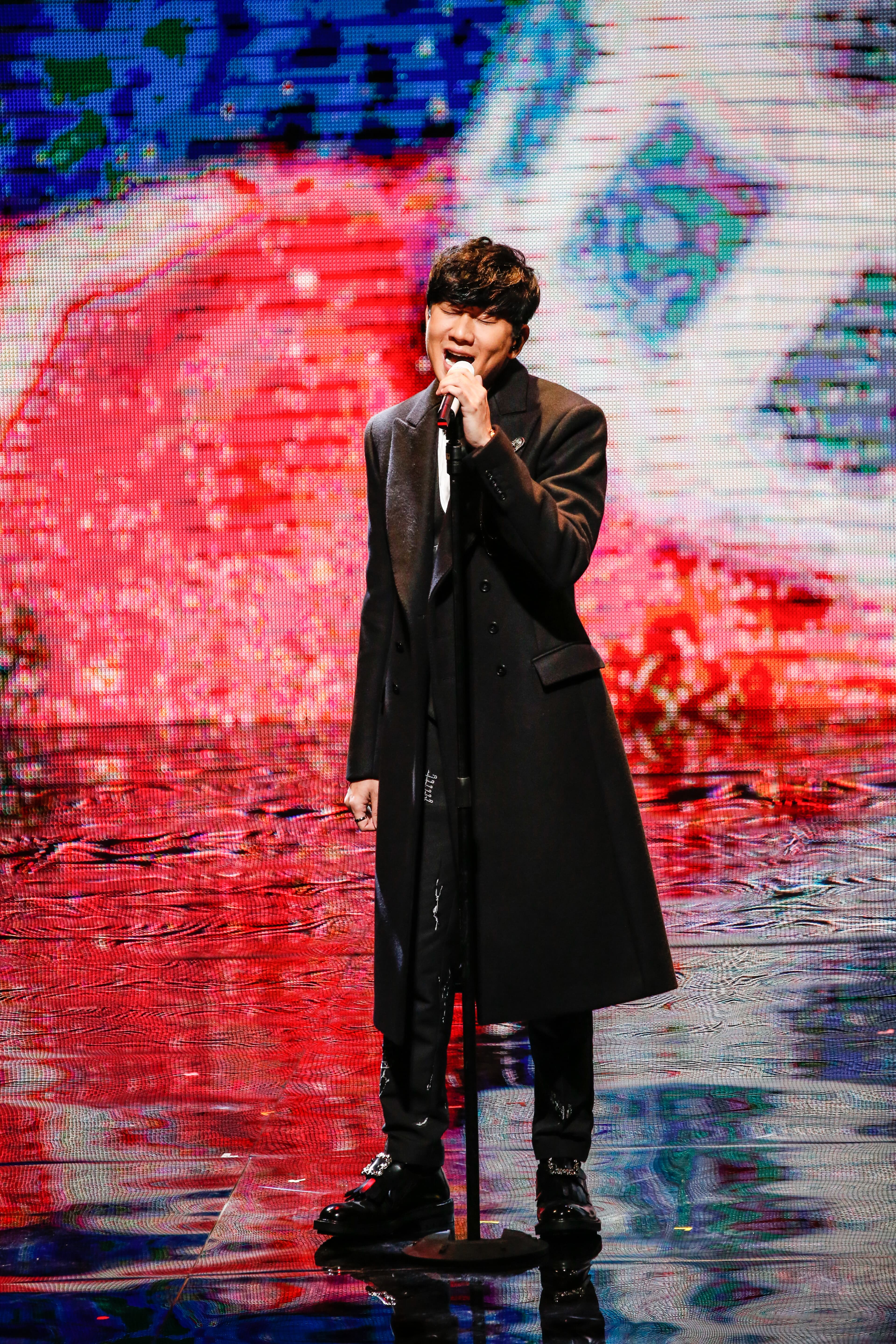 林俊傑苦練粵語,獻唱多首電影主題曲和新歌《偉大的渺小》。