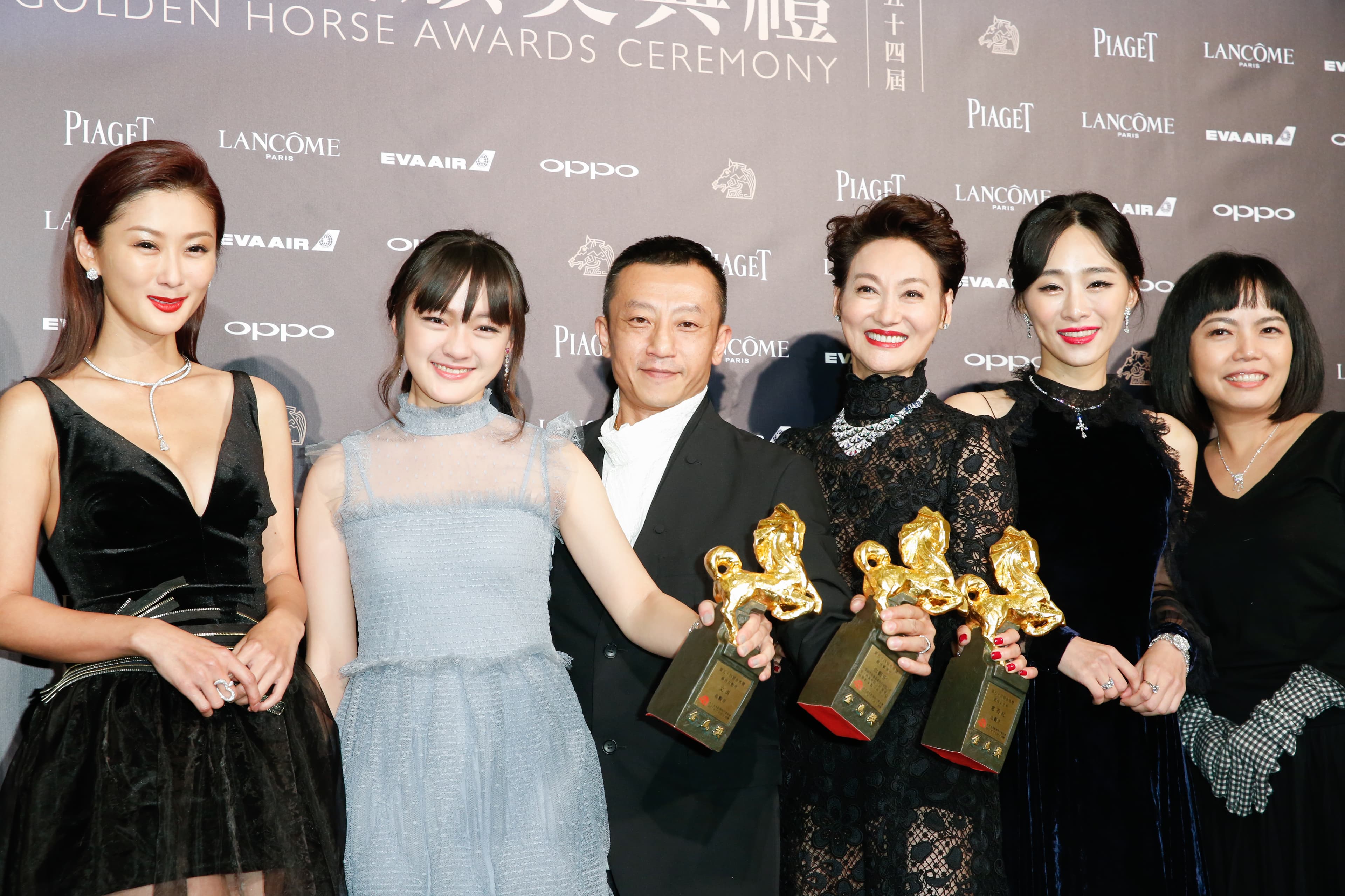 楊雅喆(左三)上台領取最佳劇情片獎時,他形容《血觀音》是「不正向的電影」。