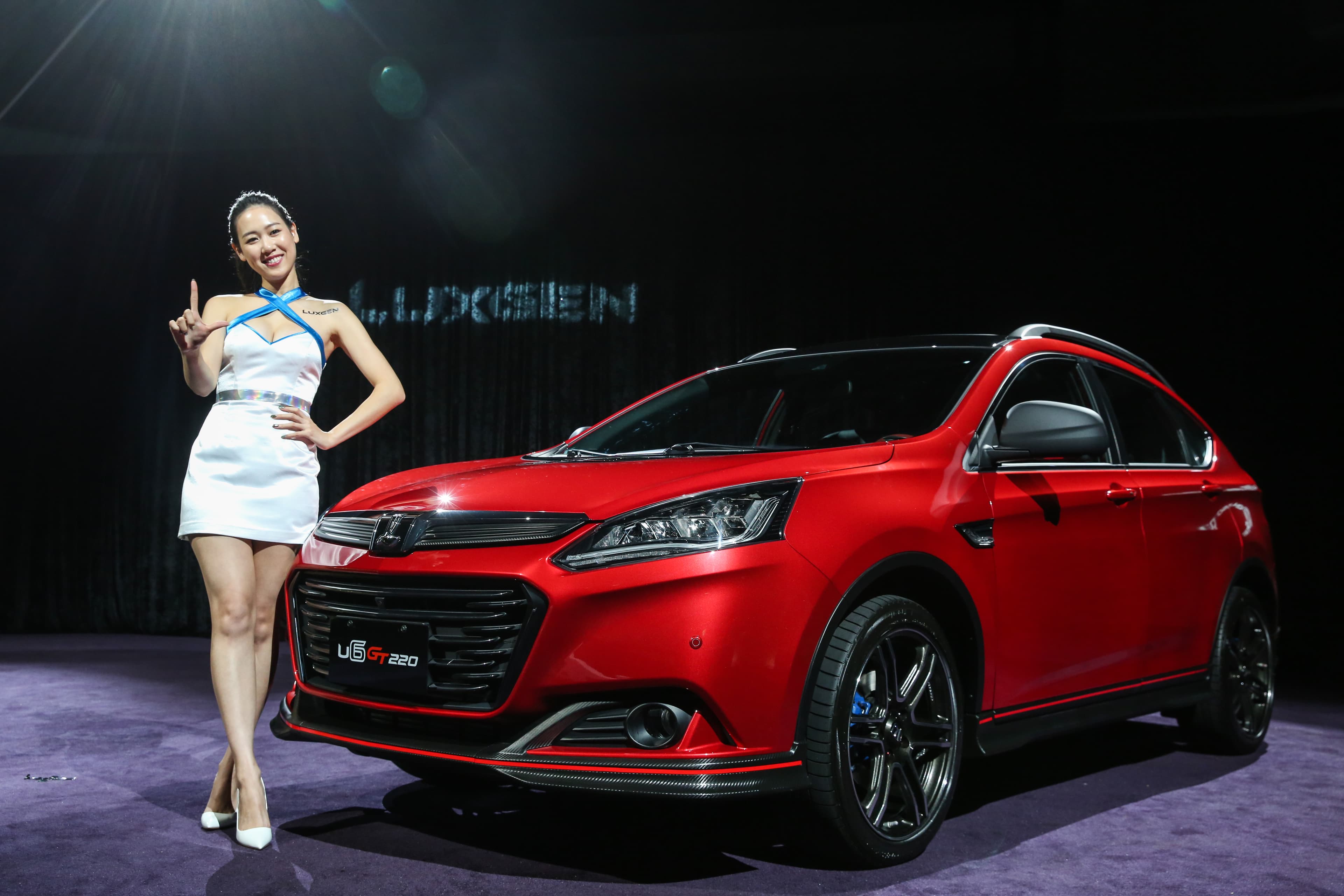 納智捷展出今年重點車種,搭配上LUXGEN Girls,為台北車展揭開暖場序幕。