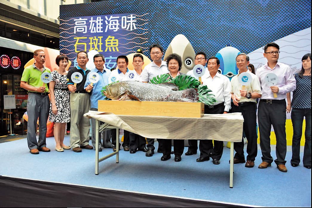 王端仁(左7)深受高雄市長陳菊倚重,直接從幕僚派任海洋局長。(翻攝海洋局官網)