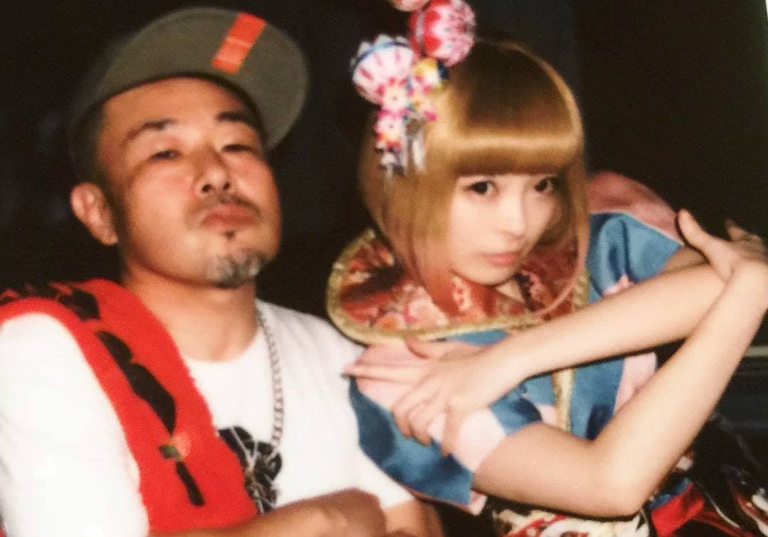 米原康正在日本已是大師等級,跟許多女藝人合作過。右為卡莉怪妞。