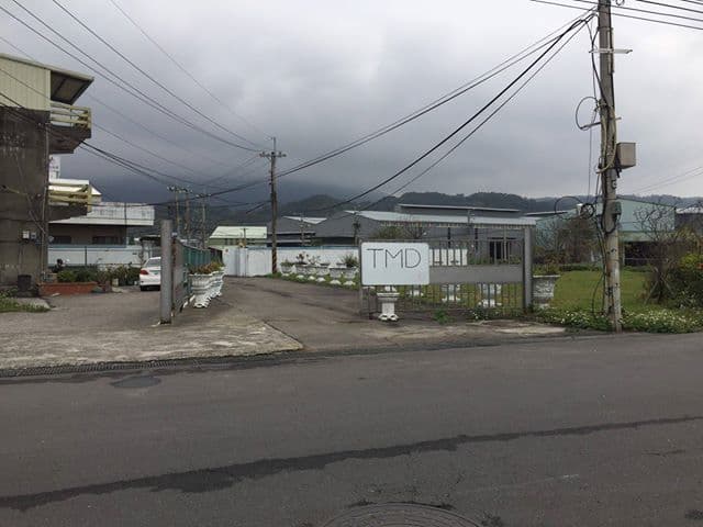憤怒屋位在新北市八里的產業道路上,門口就是大大的TMD字樣。(憤怒屋提供)
