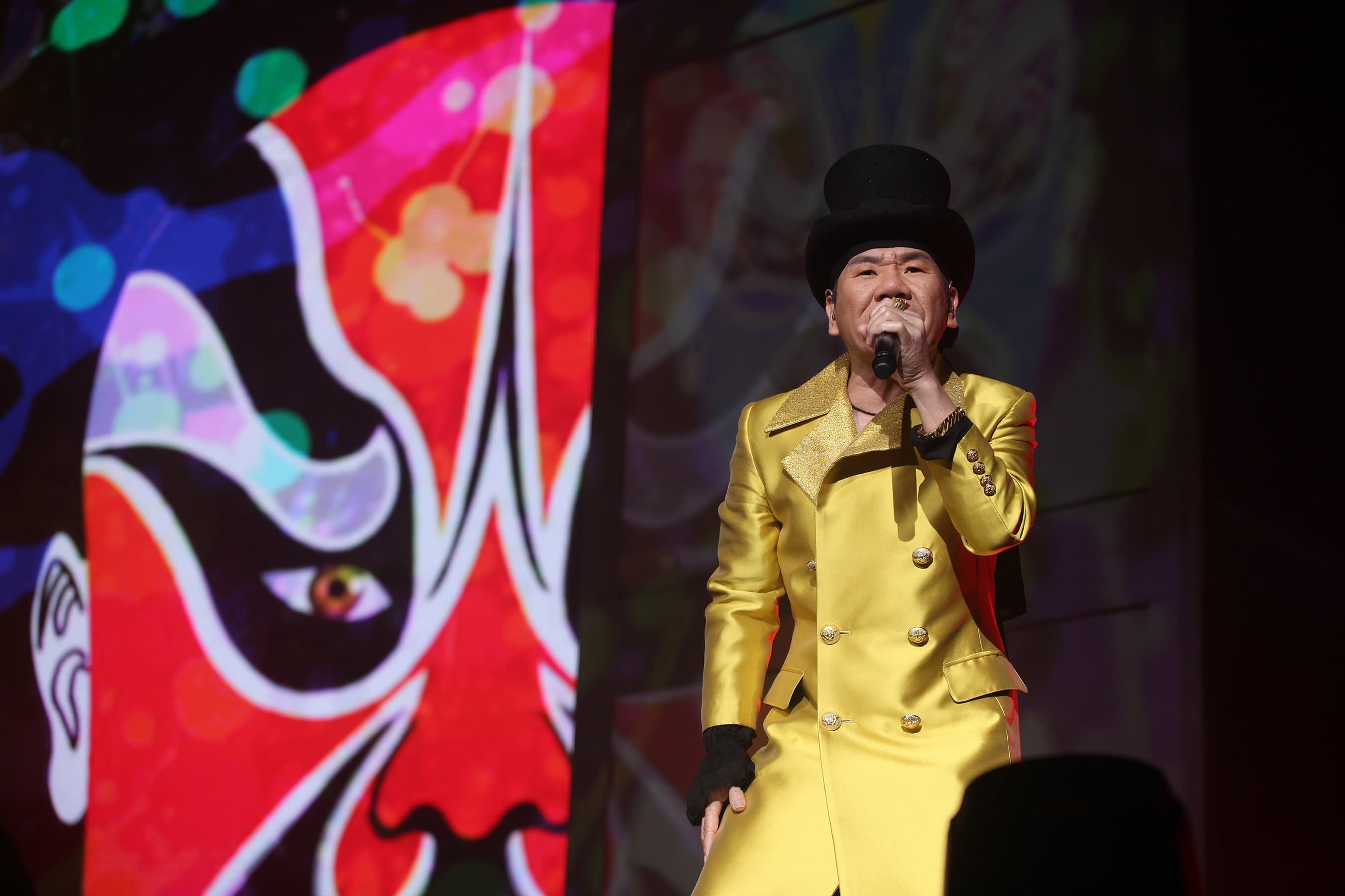 趙傳演唱會以金黃長風衣配黑高帽的歐洲貴族風亮相。（旋風音樂提供）