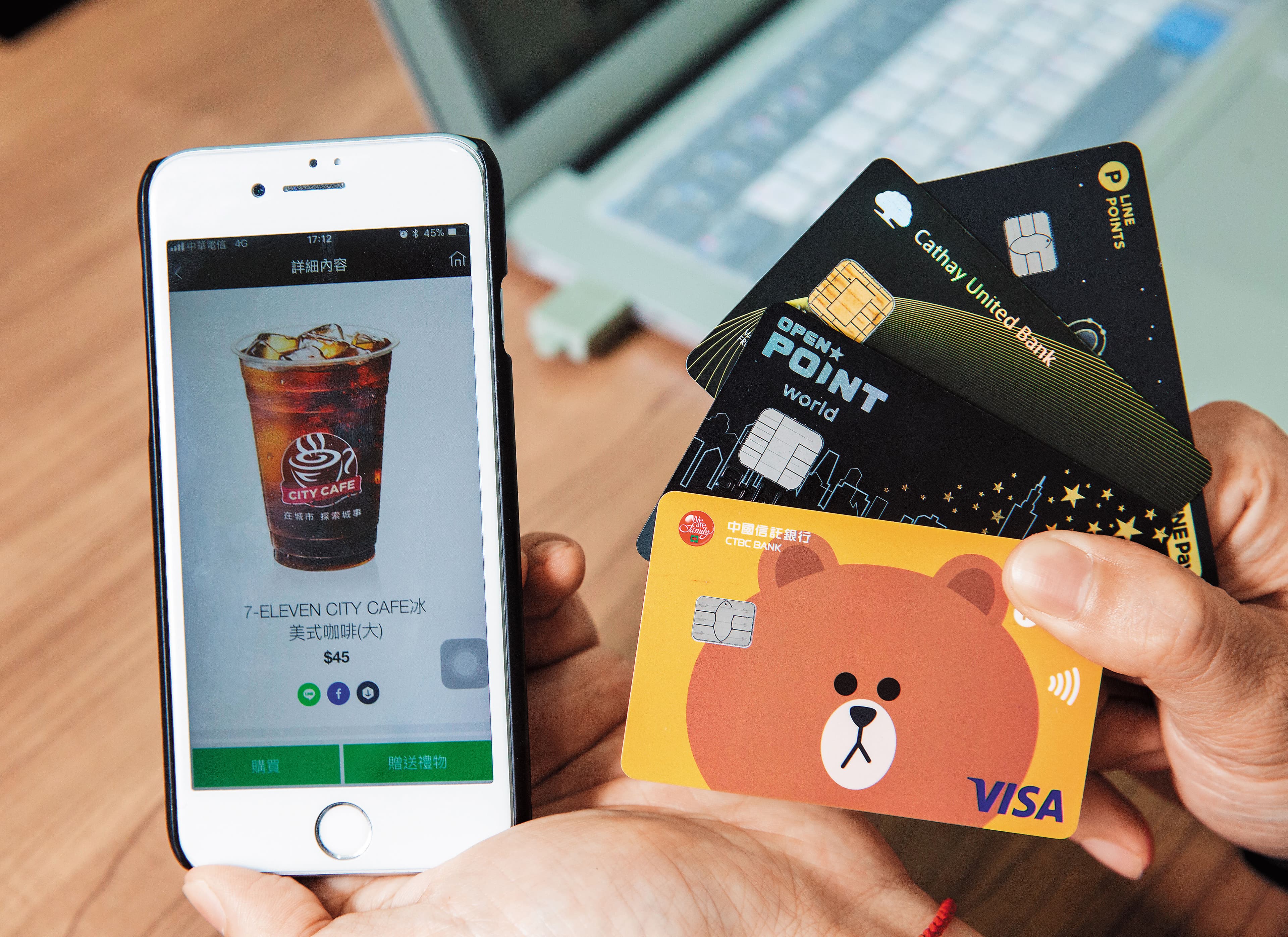 LINE Points點數不僅能兌換商品,也能當現金折抵,或贈禮給親朋好友享樂。