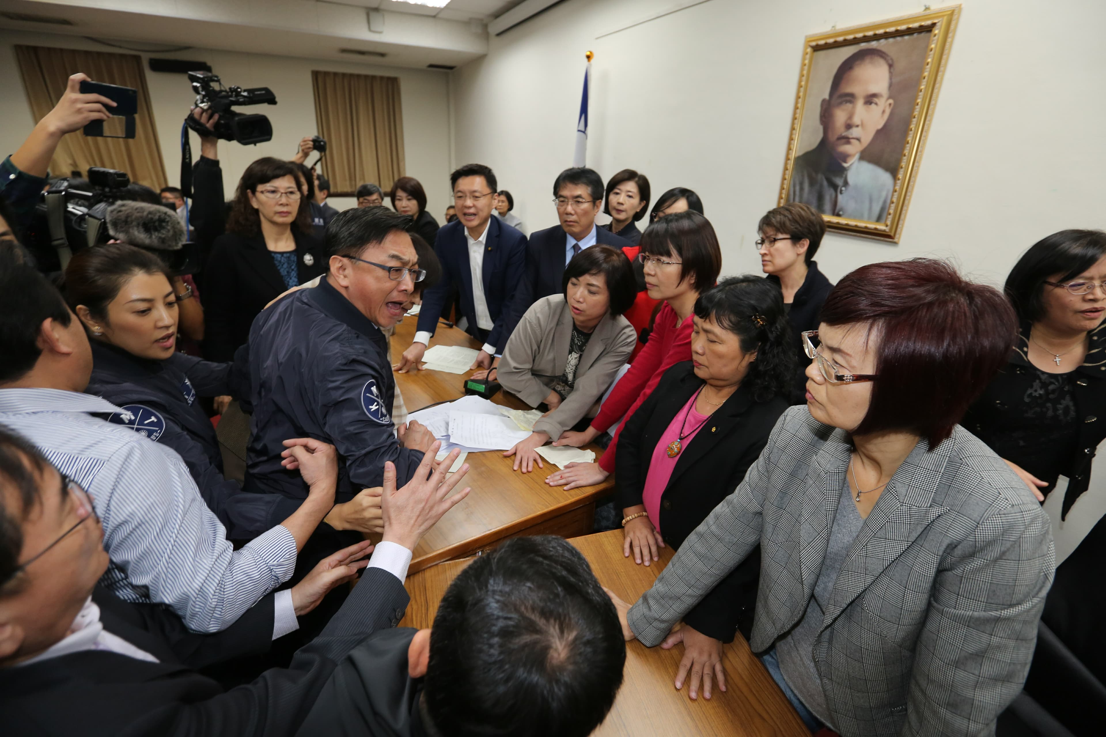 因召委林靜儀宣告以表決停止第24條草案討論,國民黨立委陳宜民(左3)等人衝上前爆發推擠衝突。