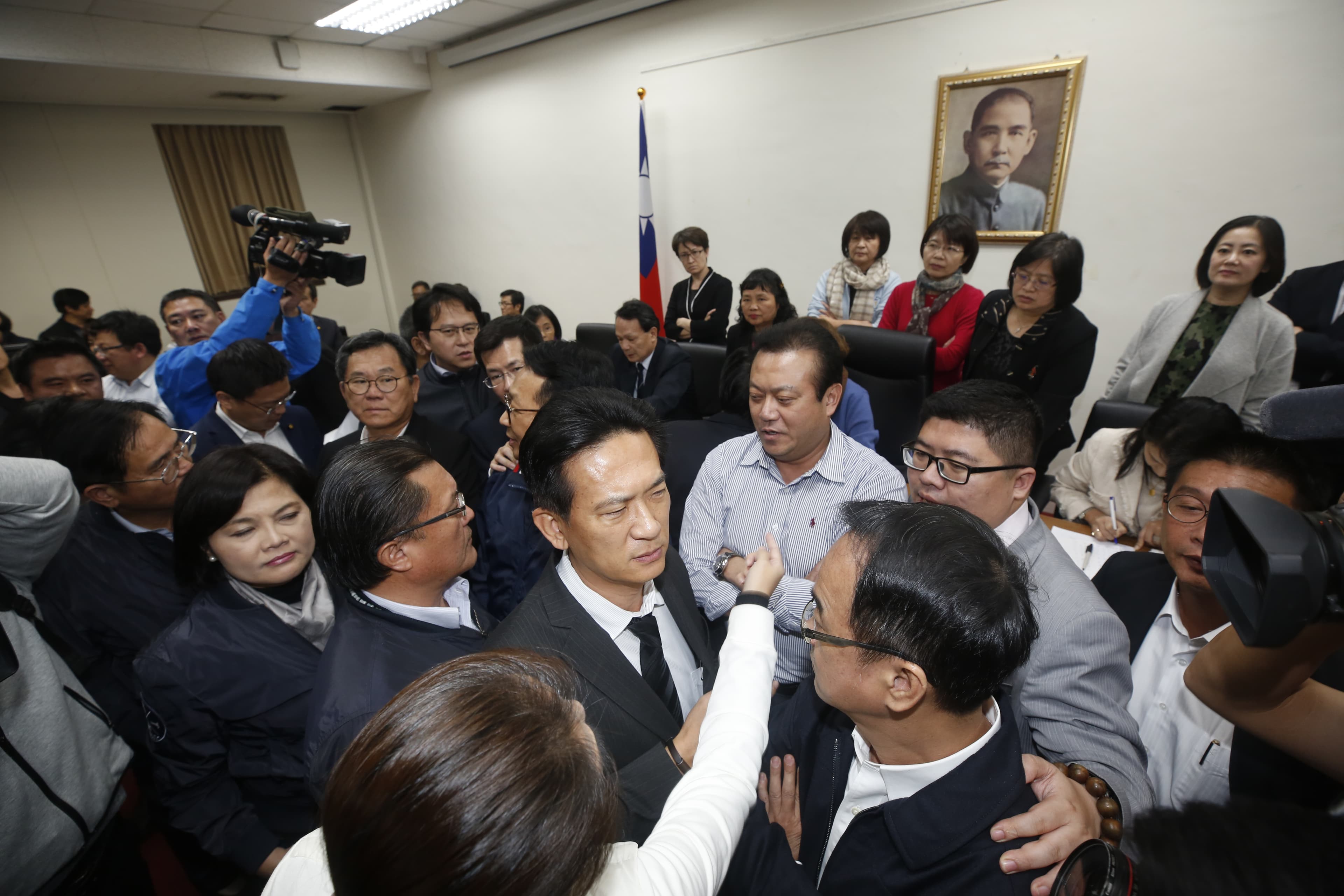 因召委林靜儀宣告表決,國民黨立委又群起衝上前,民進黨立委也在主席台前確保表決不受影響。
