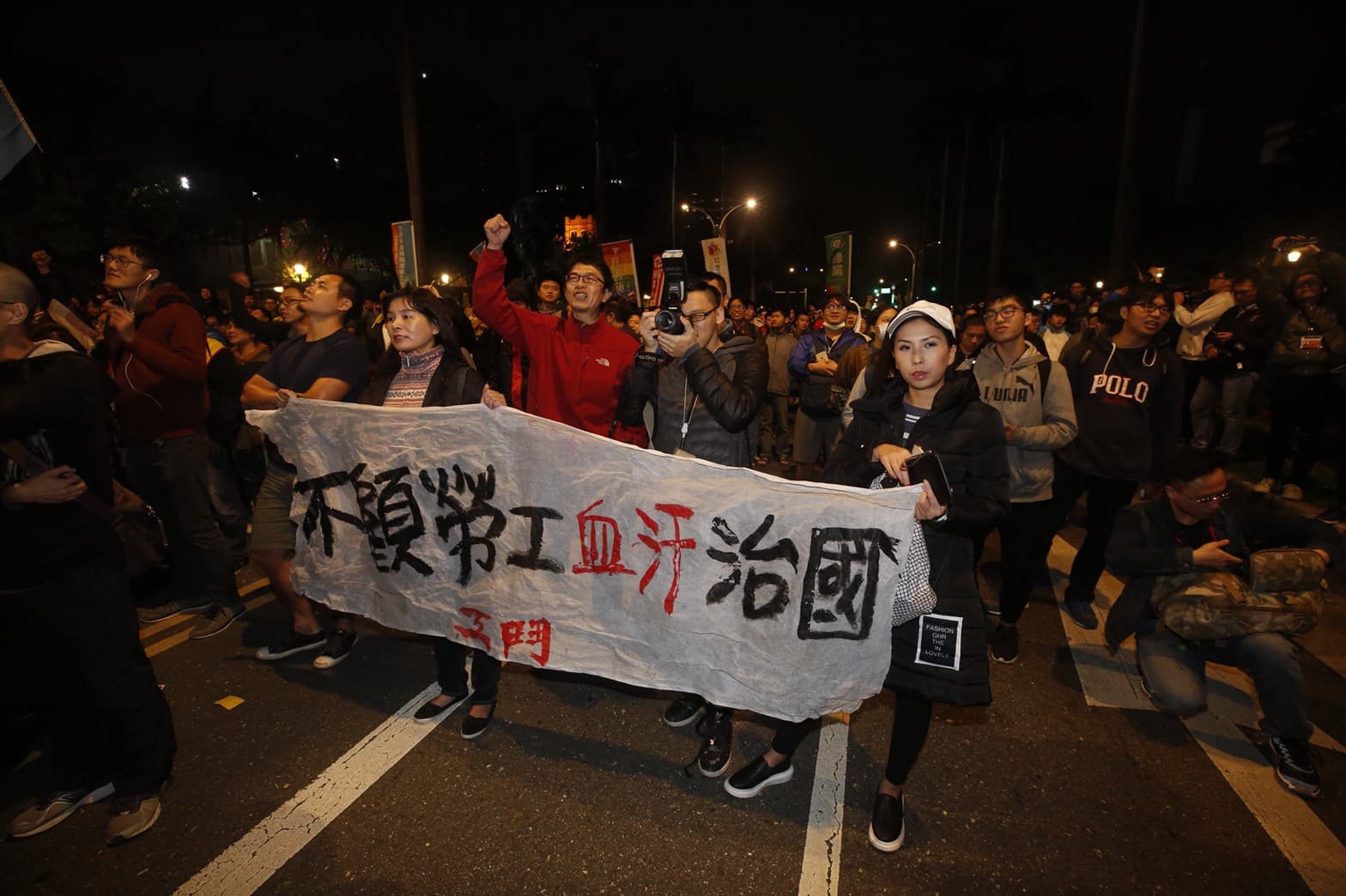 立法院外抗議團體深夜一度佔領中山南路,但遭警方強勢排除。