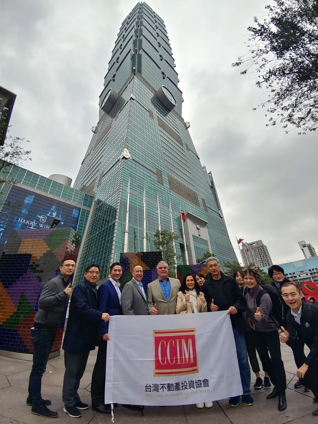 CCIM台灣不動產投資協會由理事長黃鵬䛥(左3)領軍,迎接CCIM海外貴賓,包括來自美國的CCIM International chair Adrian A Arriaga 及 Korea CCIM President Yong-Nam Kim 團隊。(台灣CCIM提供)。
