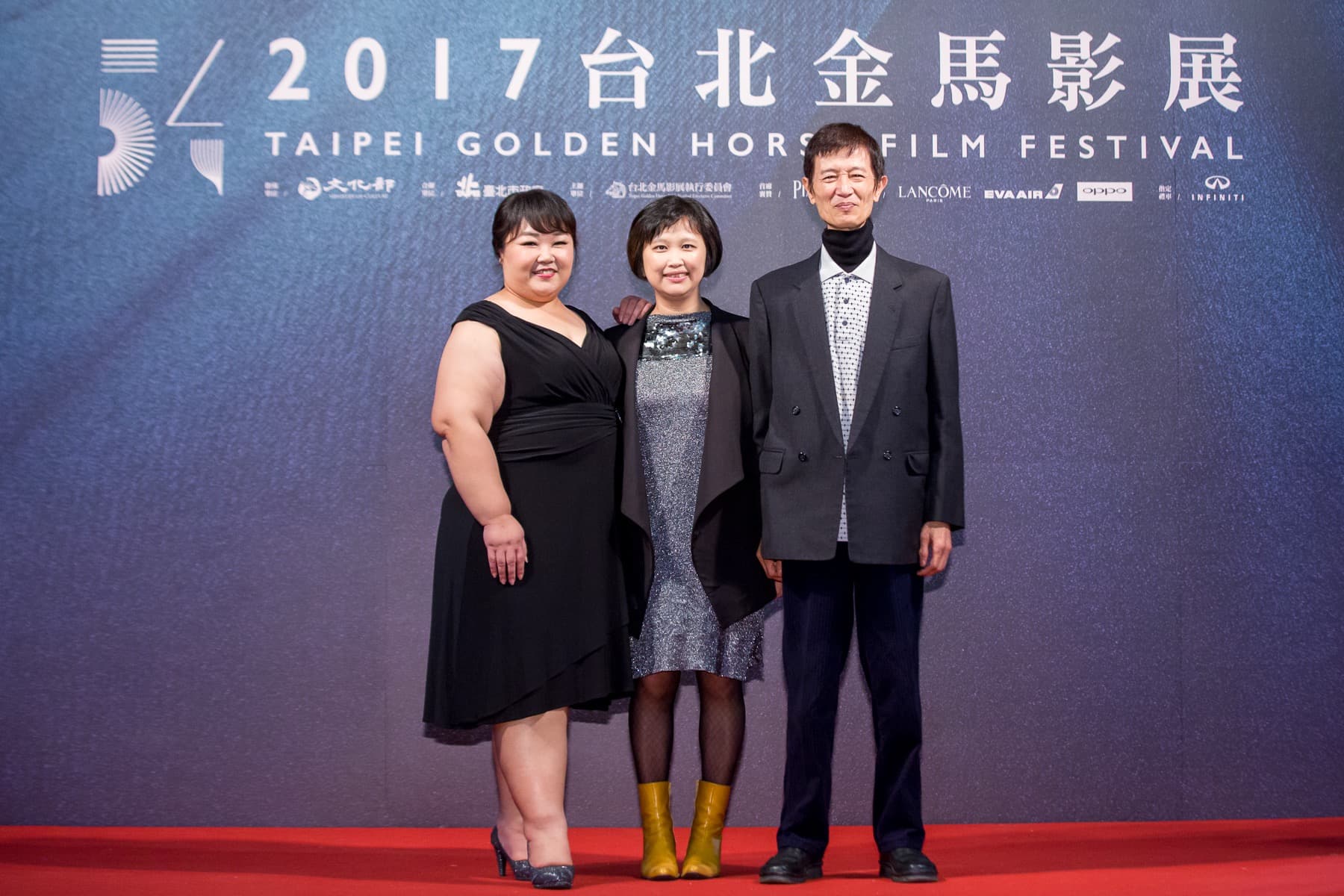 《幸福路上》導演宋欣穎（中）與配音演員阿西（陳博正）、廖慧珍（左）在金馬影展閉幕典禮登台。（傳影互動提供）