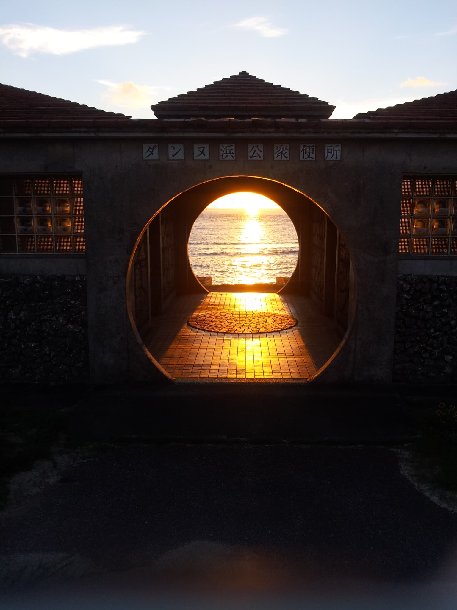 因為有台灣這座大島,在與那国島是看不到夕陽沈入海中的。(三隻小白兔的影像世界提供)