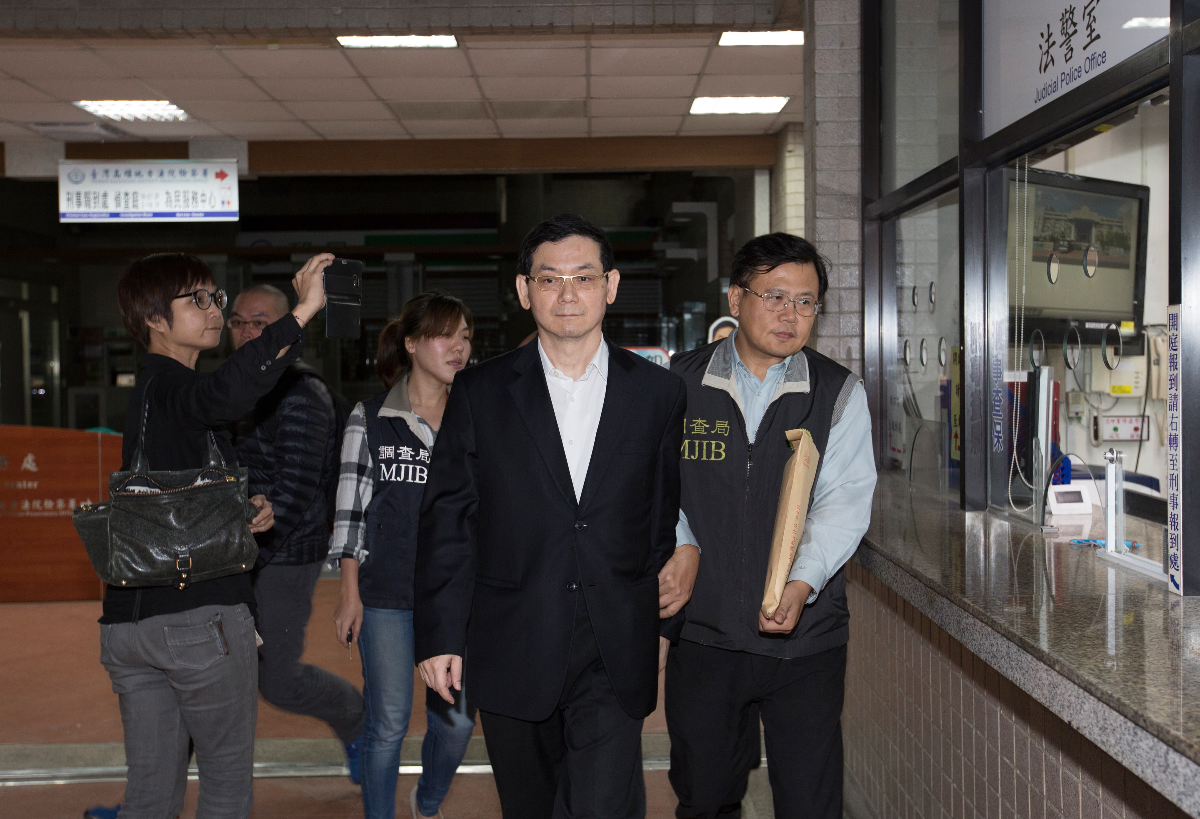 法官認為，此案相關事證，無法證明簡良鑑（前）與李紀珠涉及《銀行法》特別背信罪。