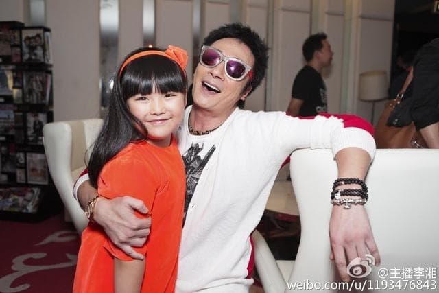 王岳倫的女兒王詩齡(左)代言費高達人民幣1,500萬元(約新台幣6900萬元),還與吳鎮宇合演電影《寶貝當家》。(翻攝自微博)