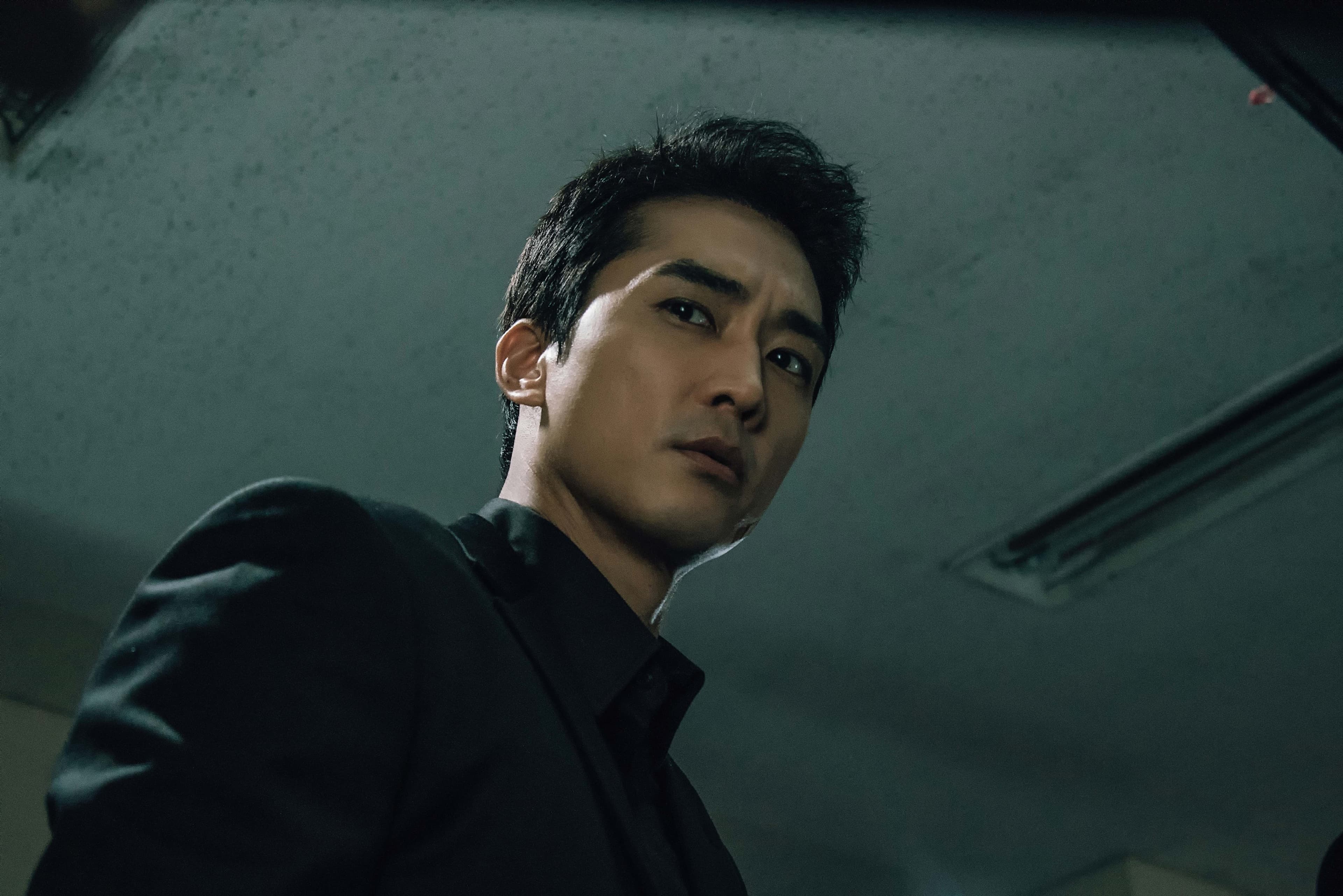 宋承憲飾演被陰間使者附身的刑警,帥出了不同於過往的新高度。(Netflix提供)