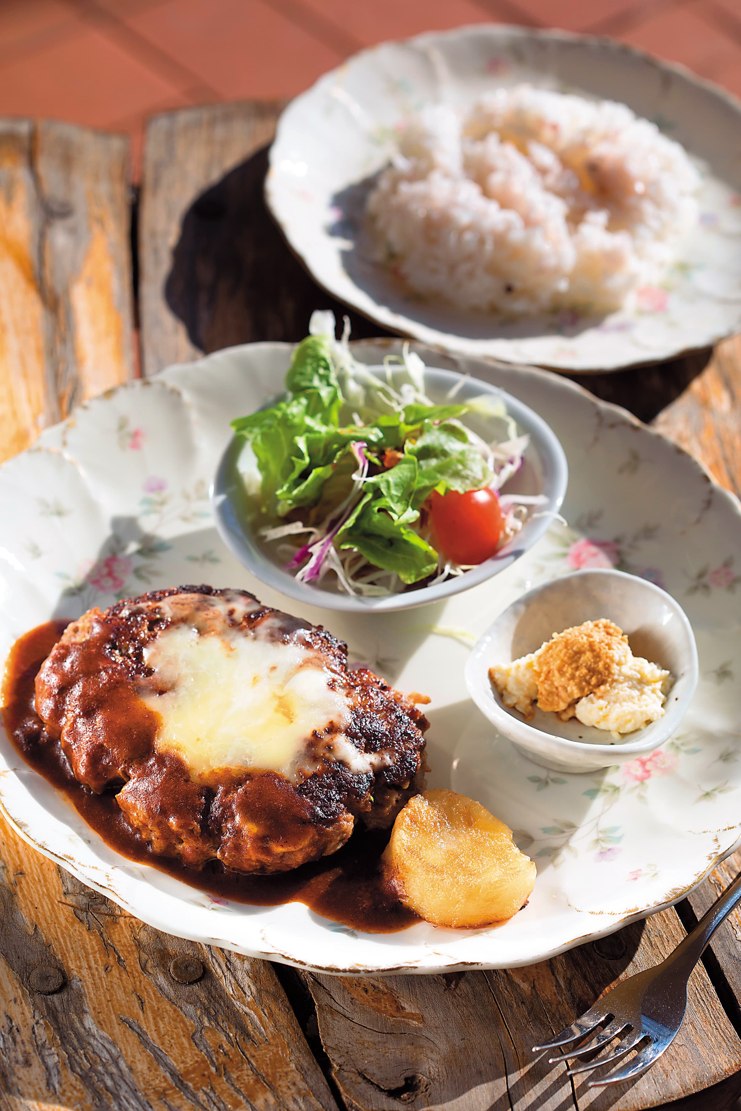 「起司漢堡排」是用在地產的草原牛入菜,豐厚多汁。(1,080日圓/份,約NT$281)