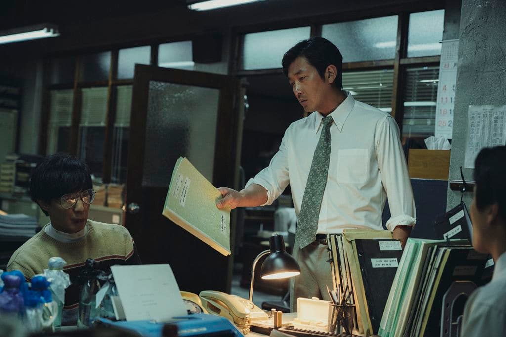 河正宇飾演檢察官,《1987:黎明到來的那一天》改編自真實事件,一探韓國「6月民主運動」的導火線。(車庫娛樂提供)