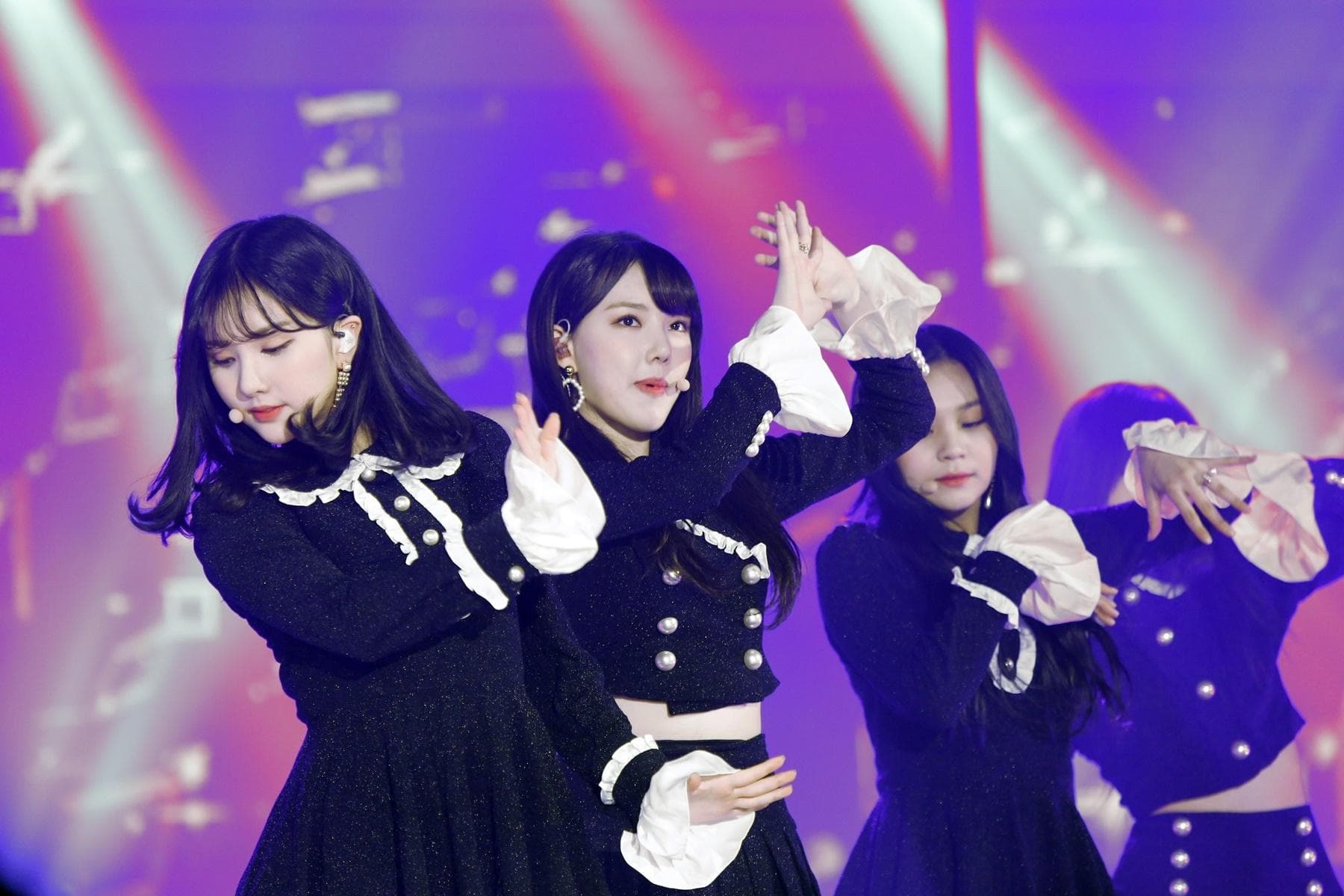 GFRIEND一襲神祕的黑色裙裝,搭配「刀群舞」讓人耳目一新。