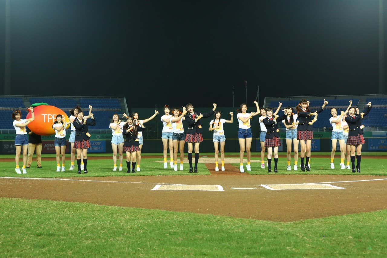 AKB48台灣研究生和14位參賽者,站上2017亞洲職棒冠軍爭霸賽擔任開場表演嘉賓。(紅衫娛樂提供)