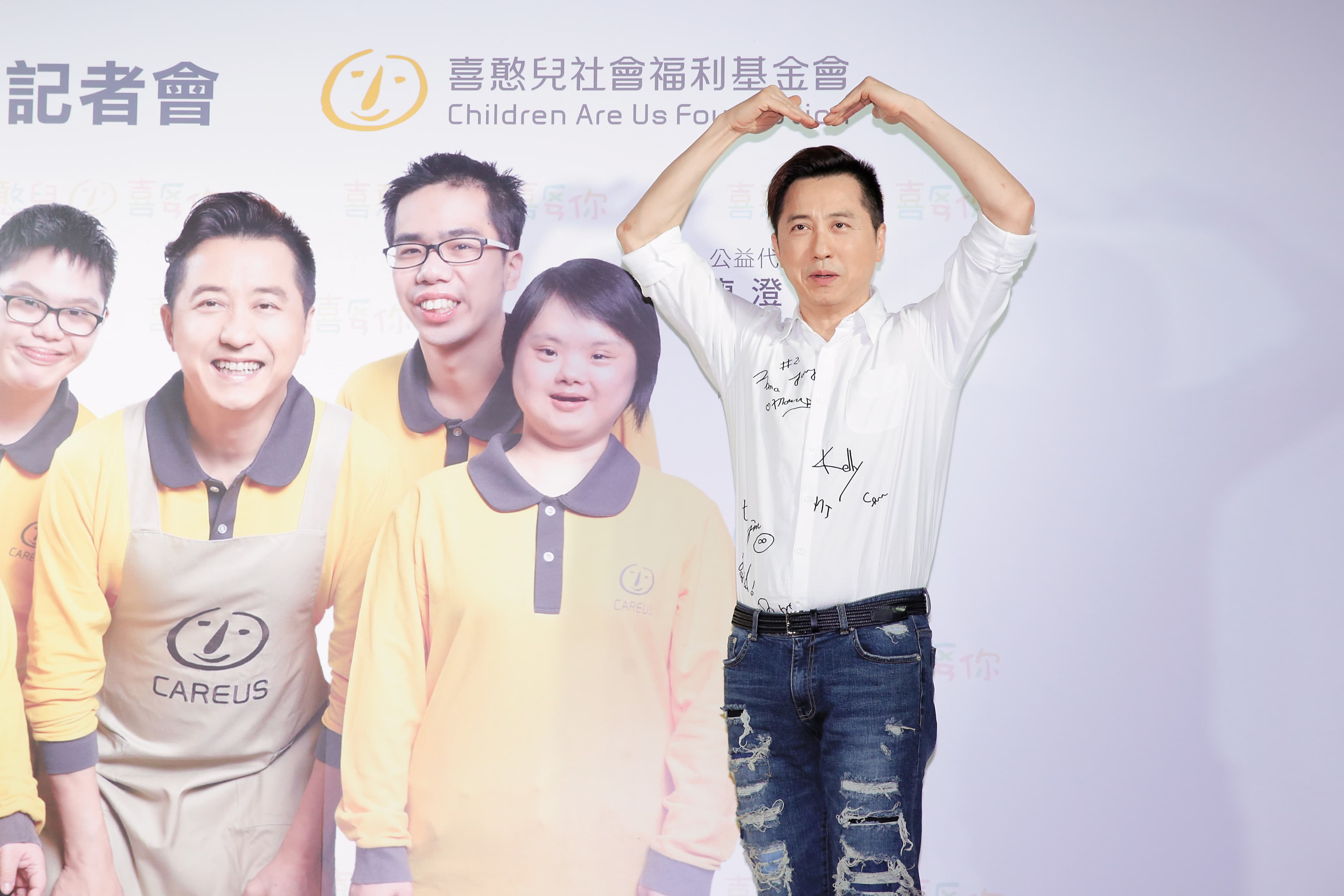 庾澄慶與伊能靜婚變時,伊能靜母親曾出面替女兒抱屈,暗指庾母瞧不起伊能靜,庾澄慶只為母親澄清是好婆婆,他自己及其餘家人並未口出惡言。