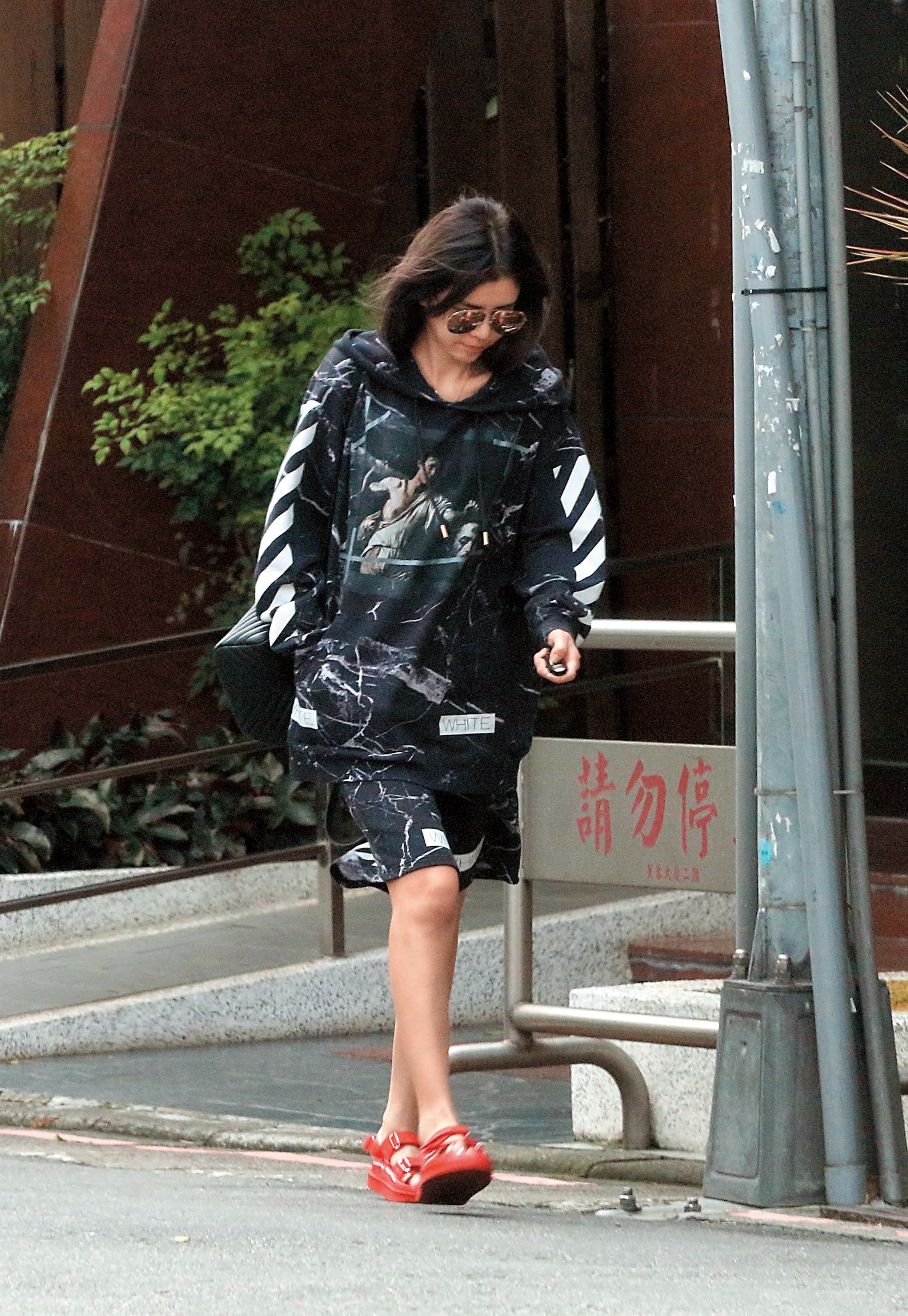 去年10月,本刊捕捉到李毓芬的車公然停在柯家附近,她則走進柯家過夜,宣示主權的意味明顯。
